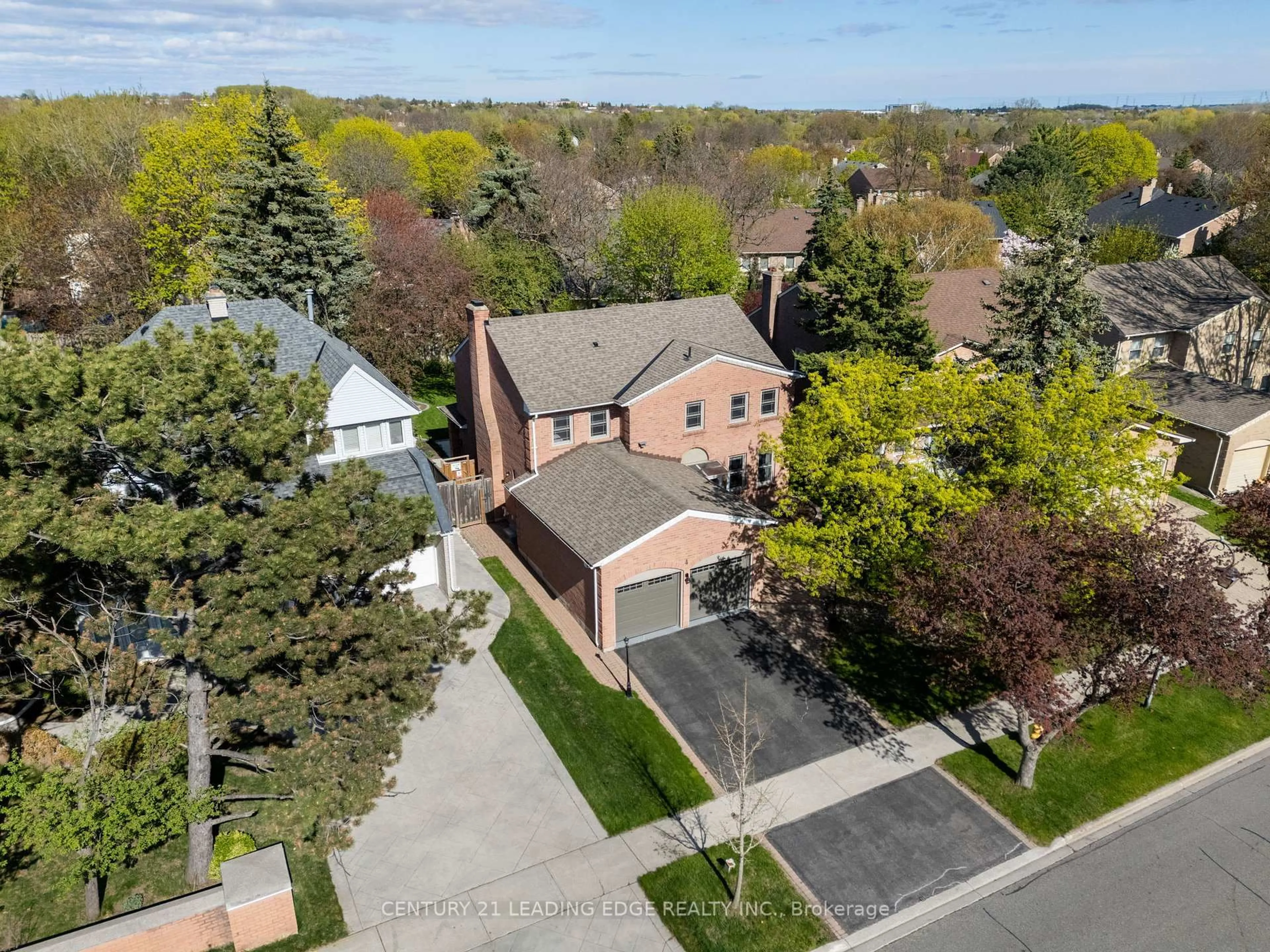 A pic from outside/outdoor area/front of a property/back of a property/a pic from drone, street for 4 Longwater Chse, Markham Ontario L3R 4A2