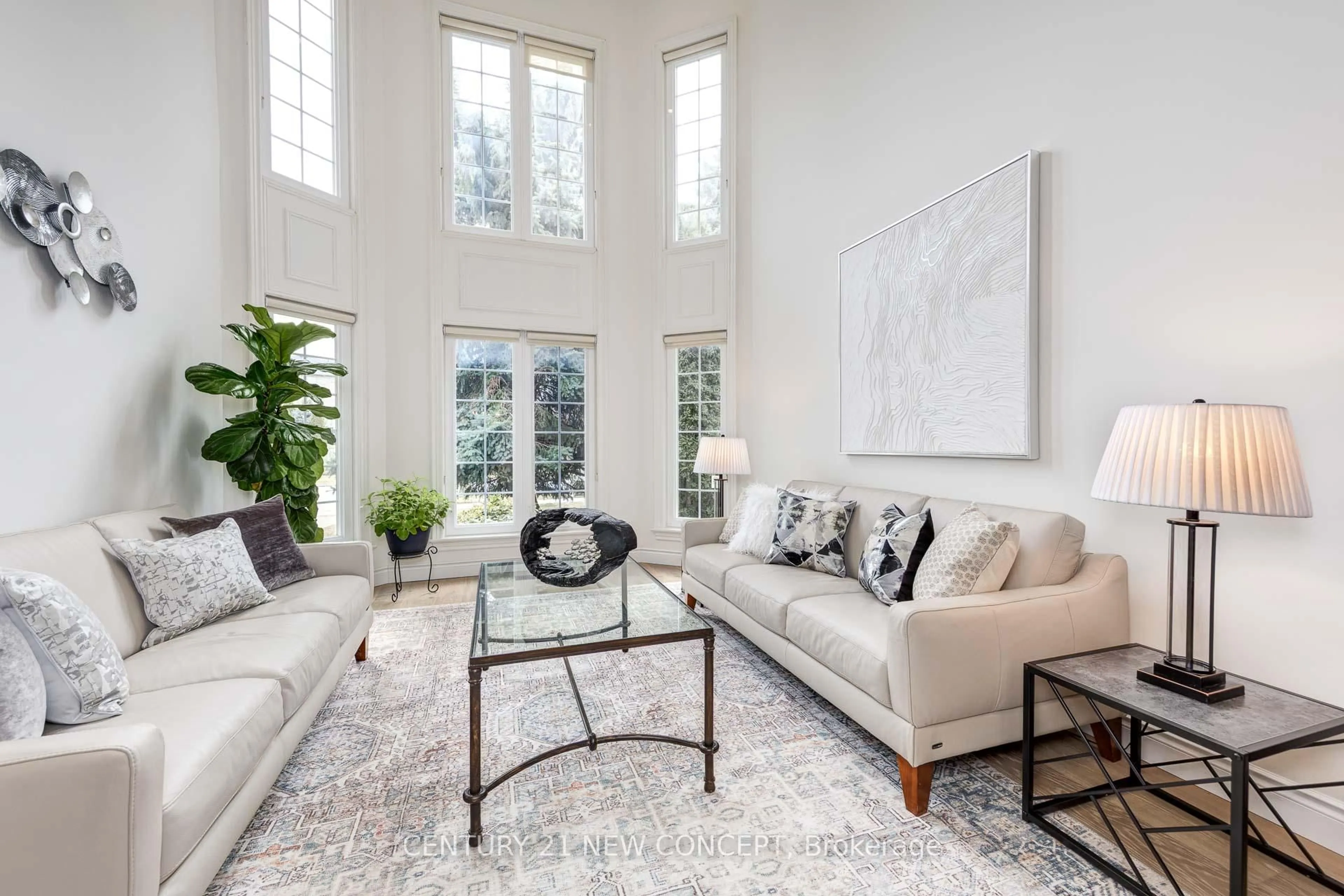 Living room with furniture, carpet floor for 10 Headford Ave, Richmond Hill Ontario L4B 3V7