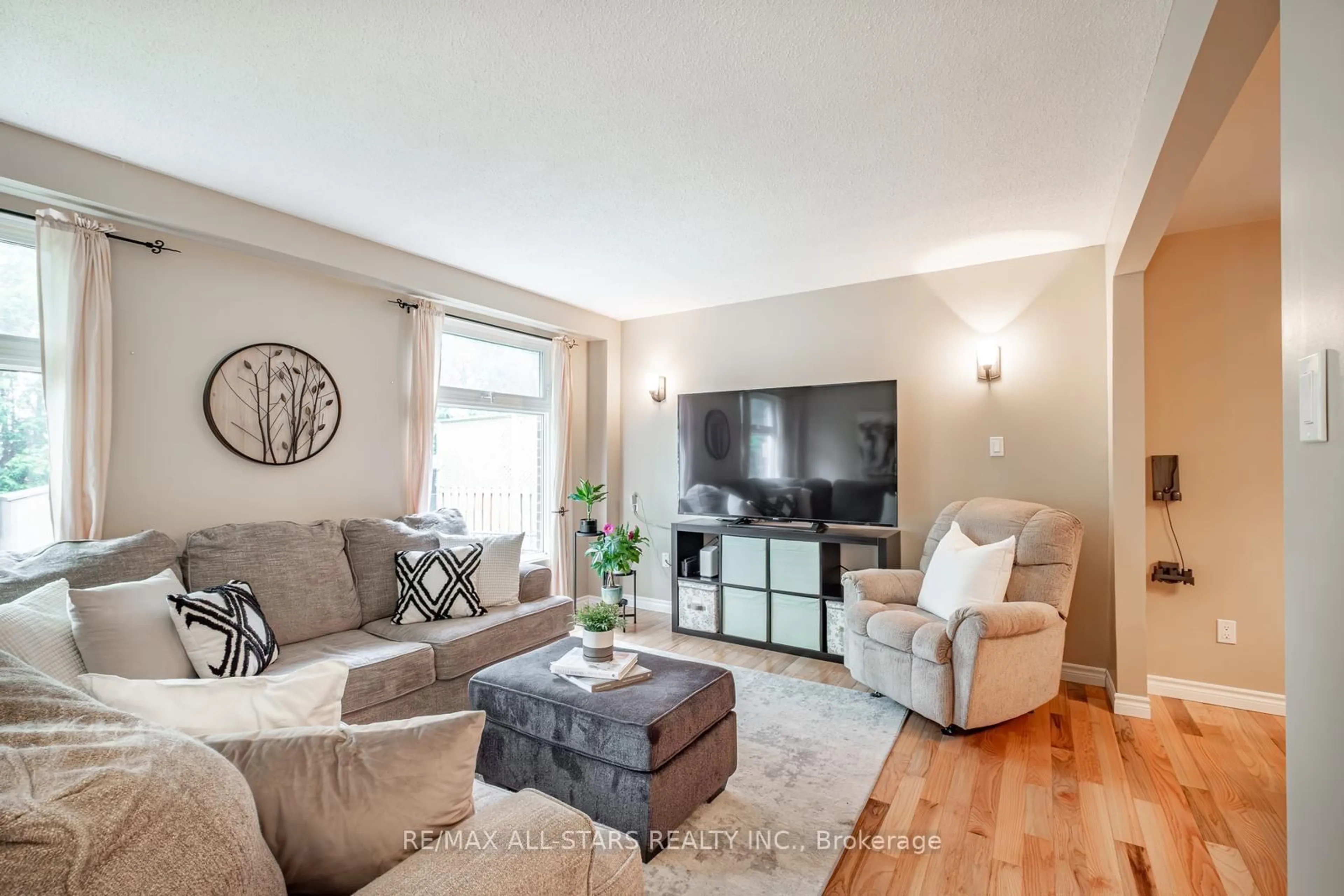 Living room with furniture, unknown for 199 Hodgson Dr, Newmarket Ontario L3Y 1E3