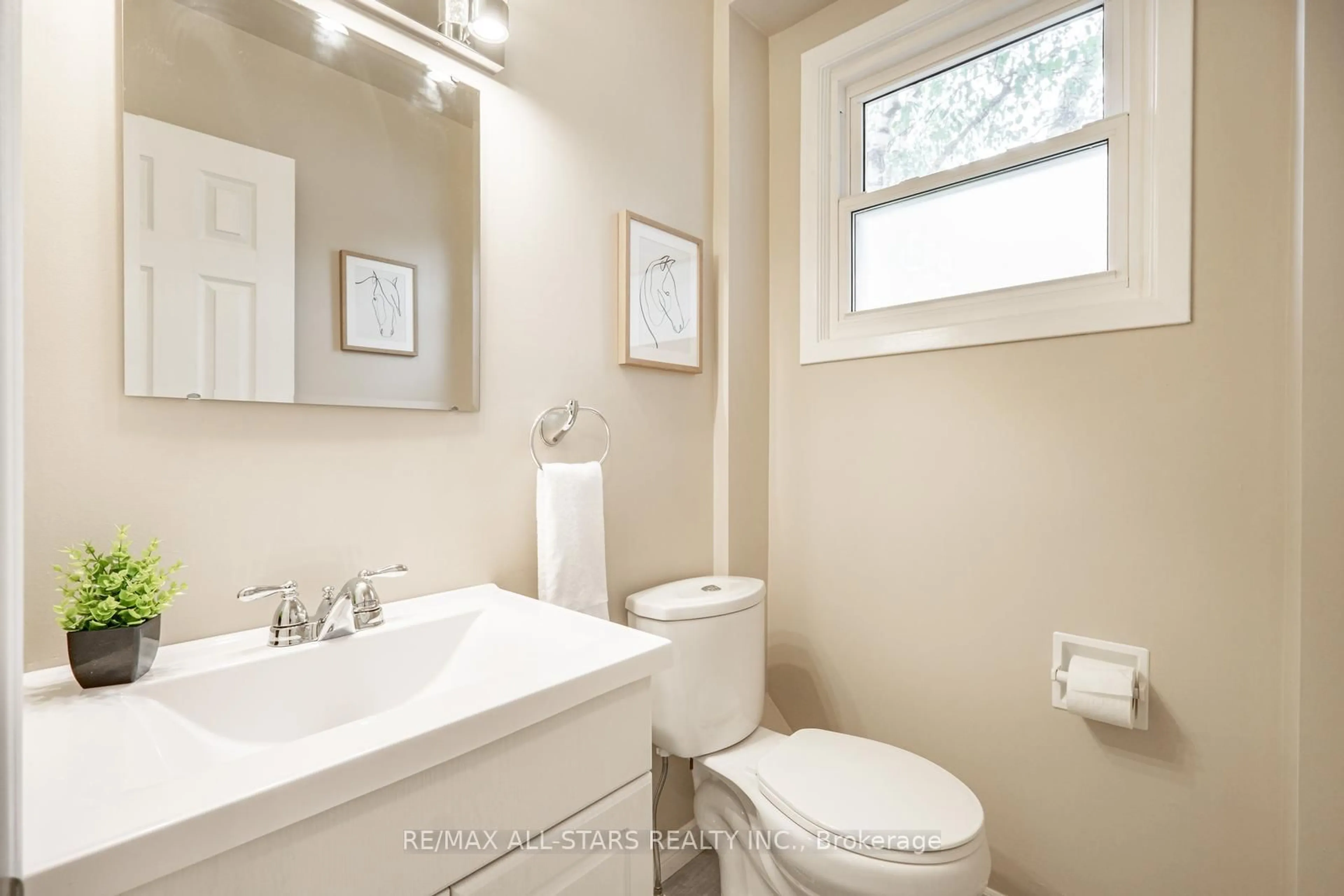 Standard bathroom, ceramic/tile floor for 199 Hodgson Dr, Newmarket Ontario L3Y 1E3