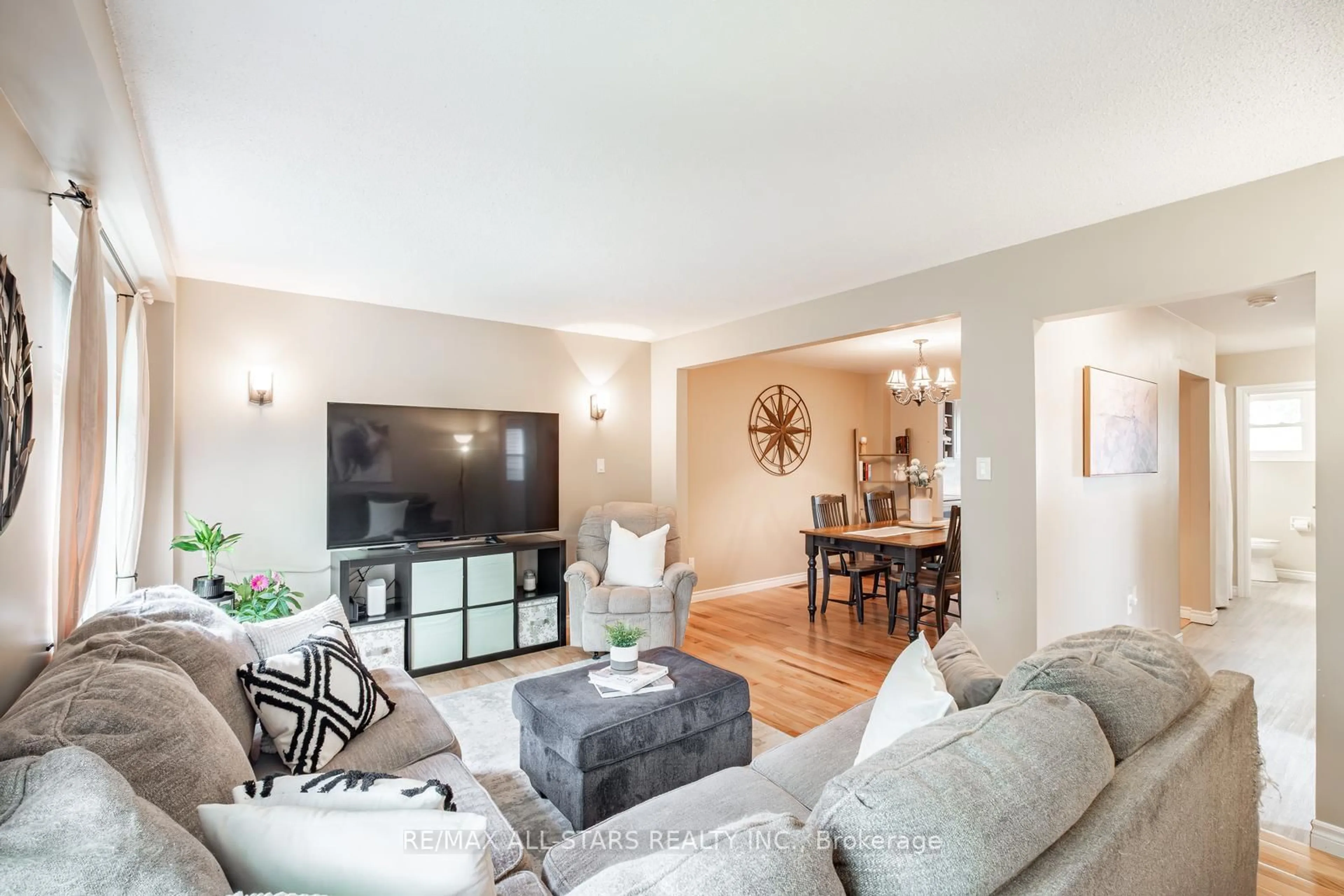 Living room with furniture, wood/laminate floor for 199 Hodgson Dr, Newmarket Ontario L3Y 1E3
