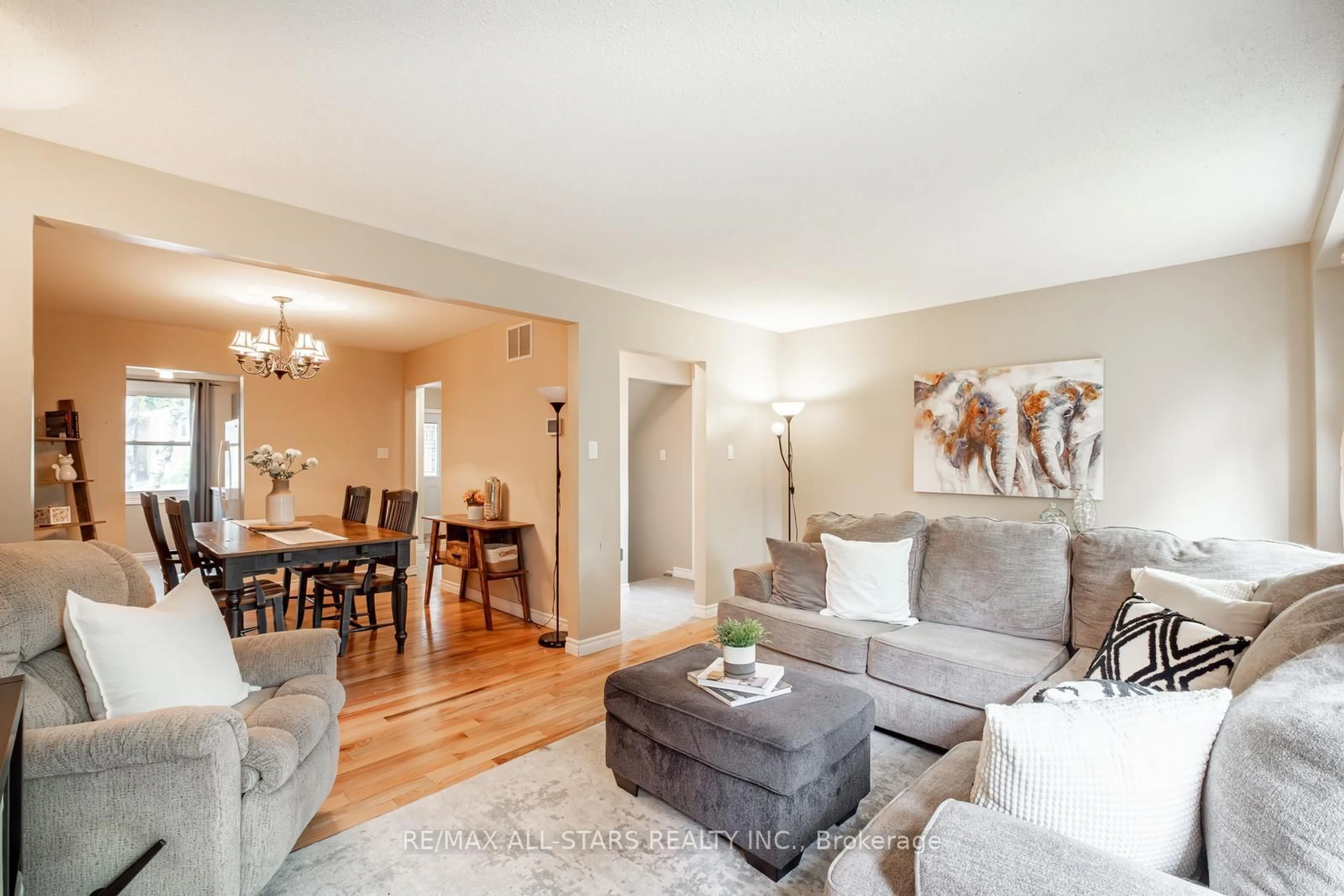 Living room with furniture, wood/laminate floor for 199 Hodgson Dr, Newmarket Ontario L3Y 1E3