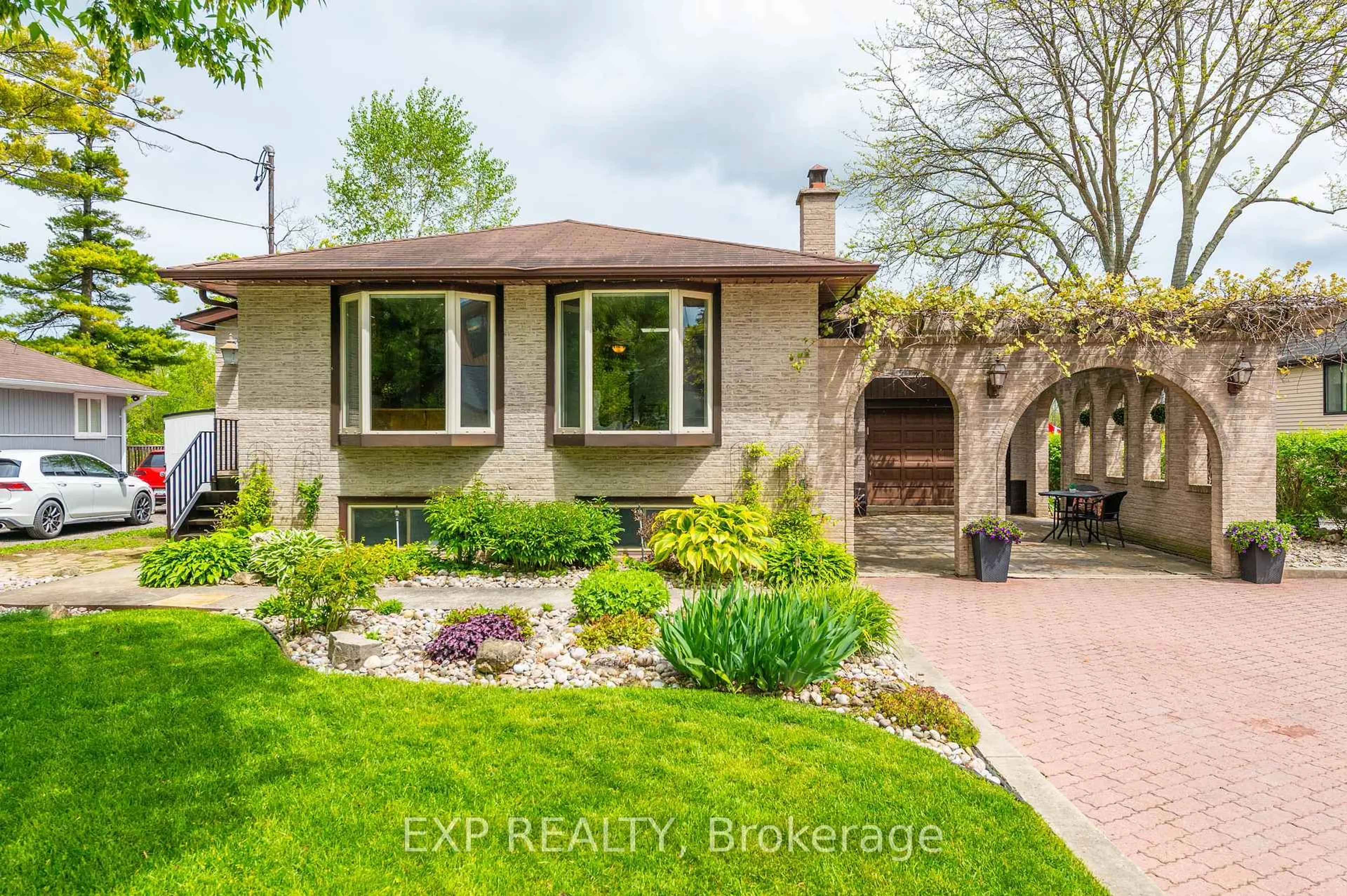 Home with brick exterior material, street for 233 Sand Rd, East Gwillimbury Ontario L9N 1K1