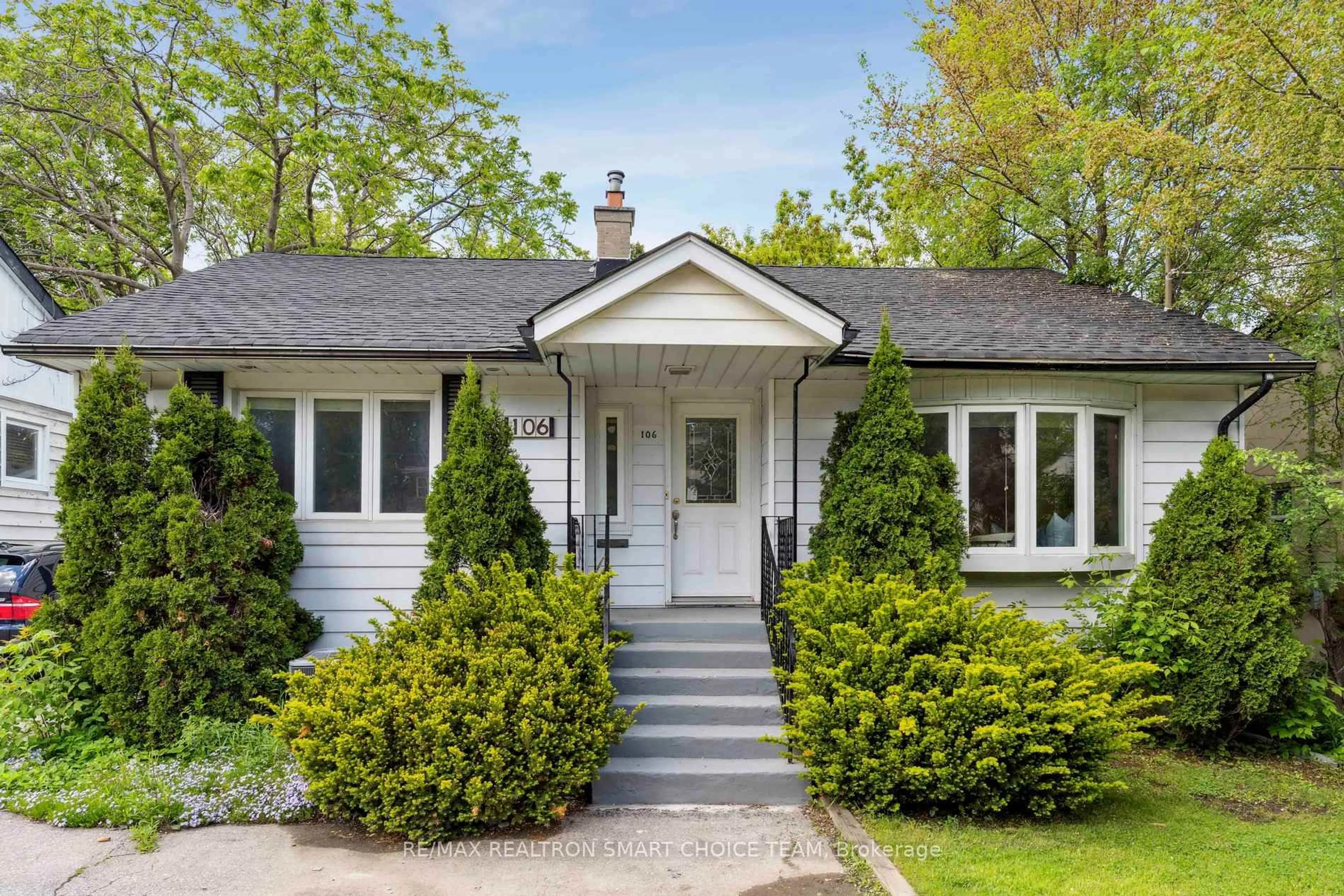 Home with vinyl exterior material, street for 106 Steeles Ave, Markham Ontario L3T 1A4