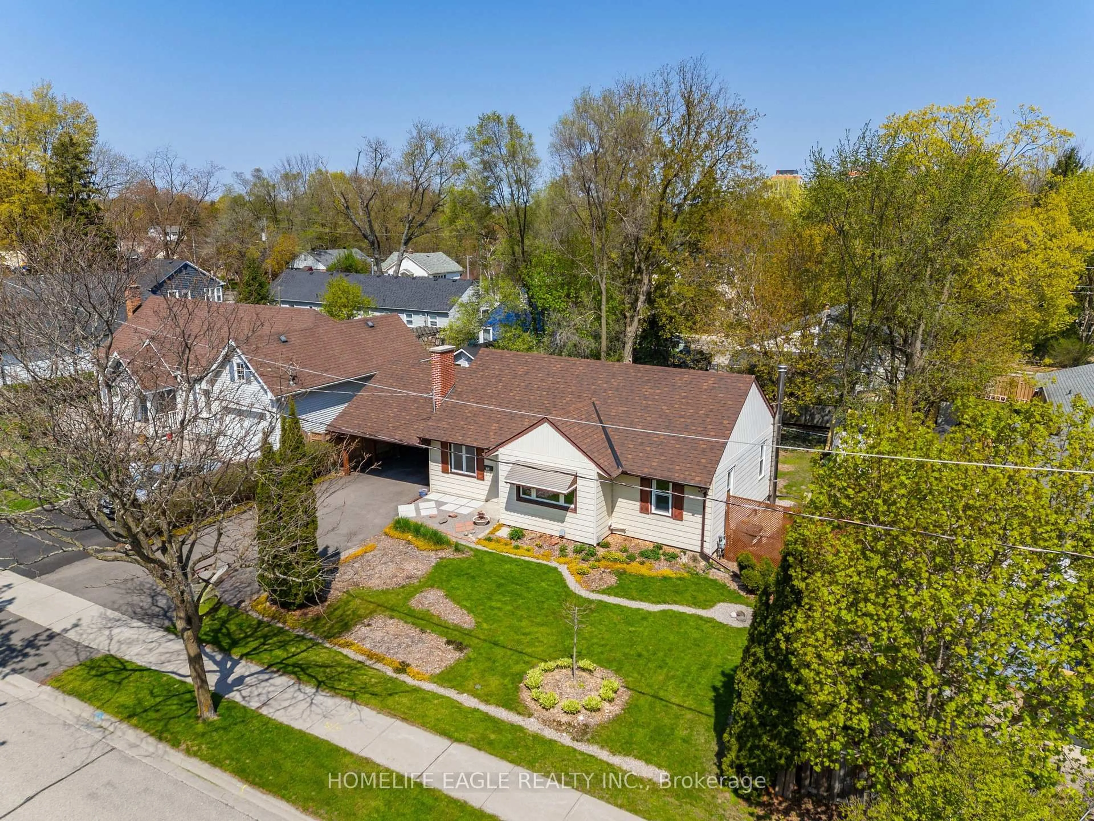 A pic from outside/outdoor area/front of a property/back of a property/a pic from drone, street for 759 Lowell Ave, Newmarket Ontario L3Y 1T4