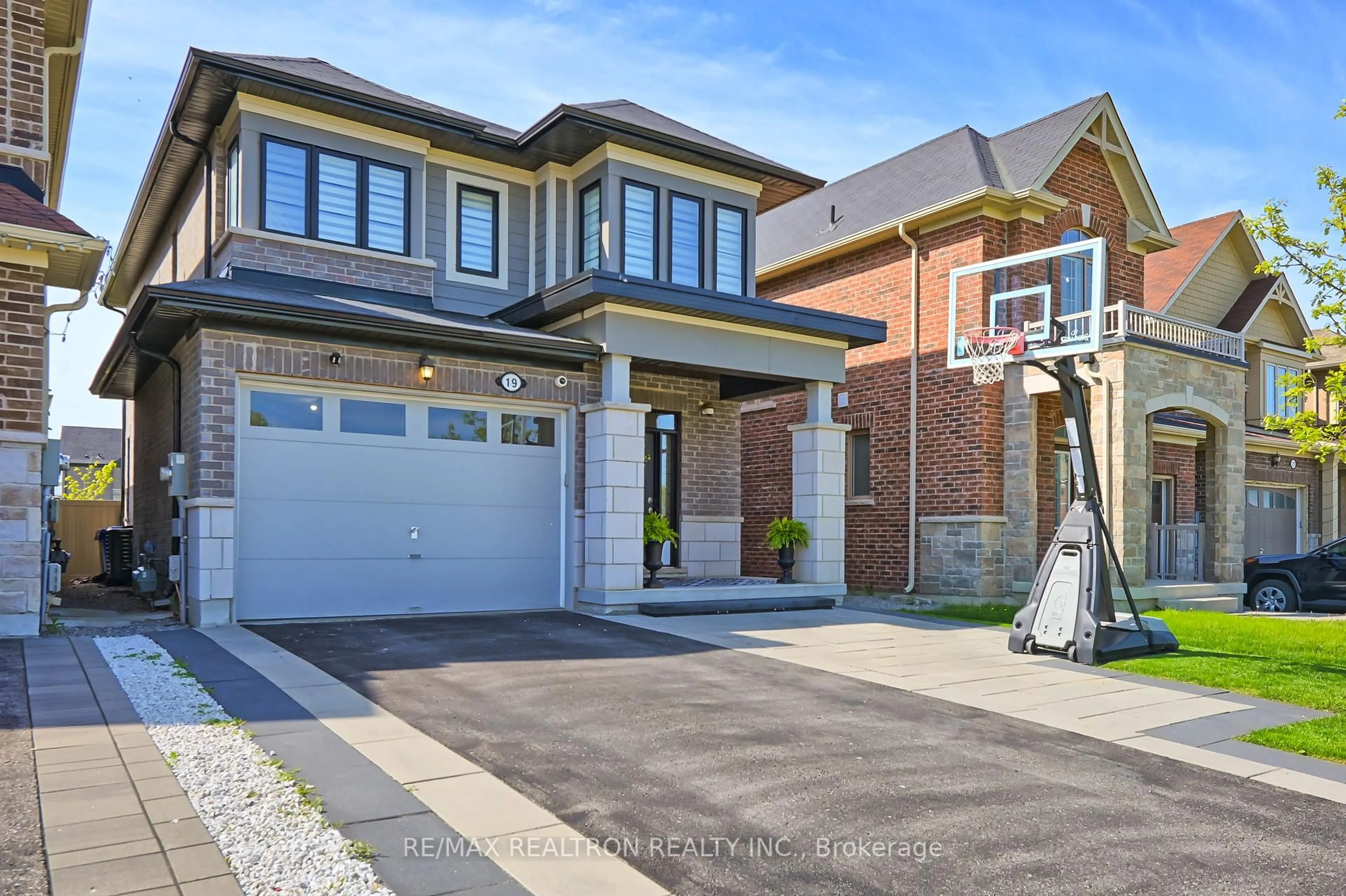 Home with brick exterior material, street for 19 Hackett St, East Gwillimbury Ontario L9N 0P8