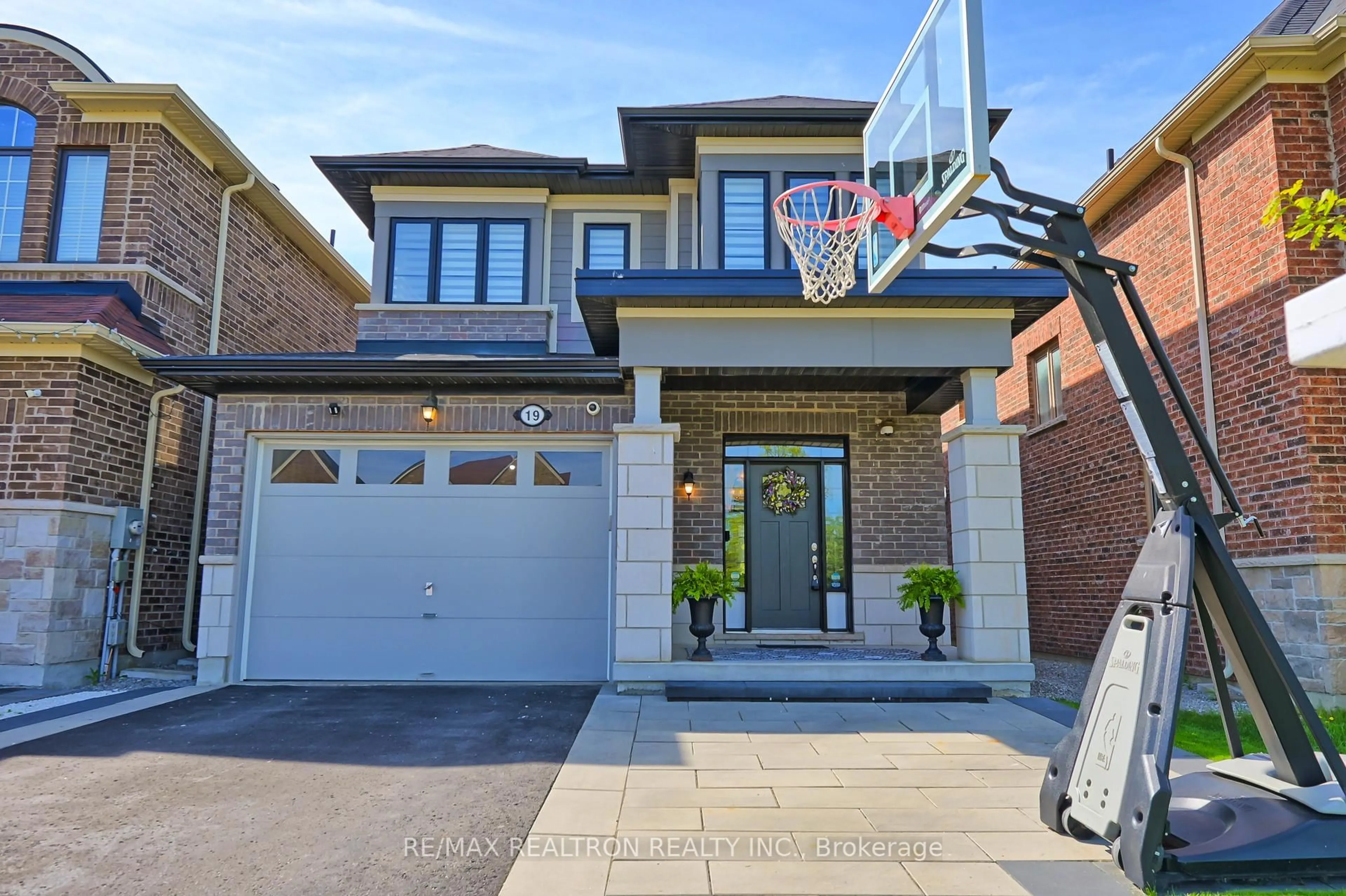 Home with brick exterior material, street for 19 Hackett St, East Gwillimbury Ontario L9N 0P8