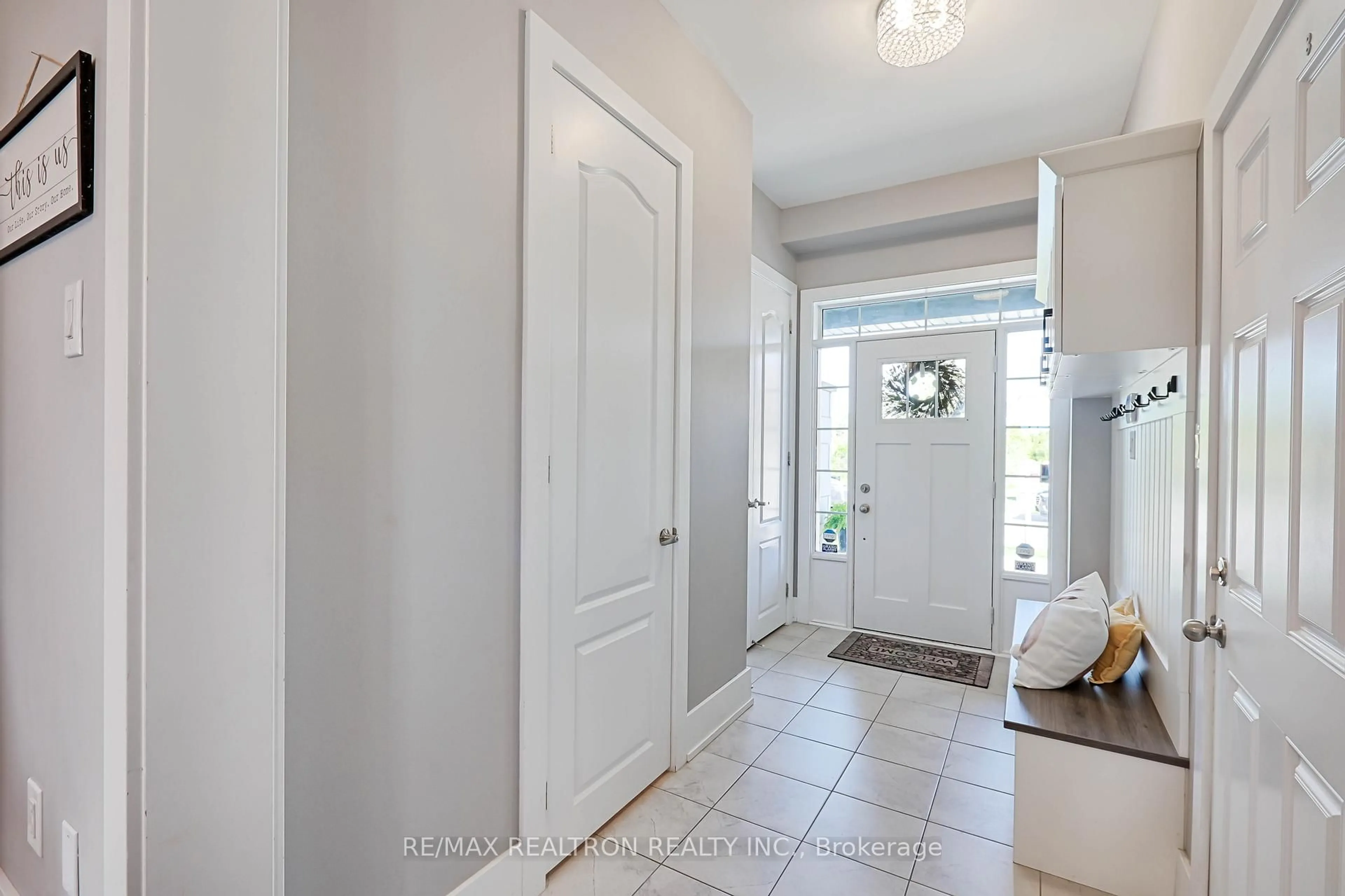 Indoor entryway for 19 Hackett St, East Gwillimbury Ontario L9N 0P8
