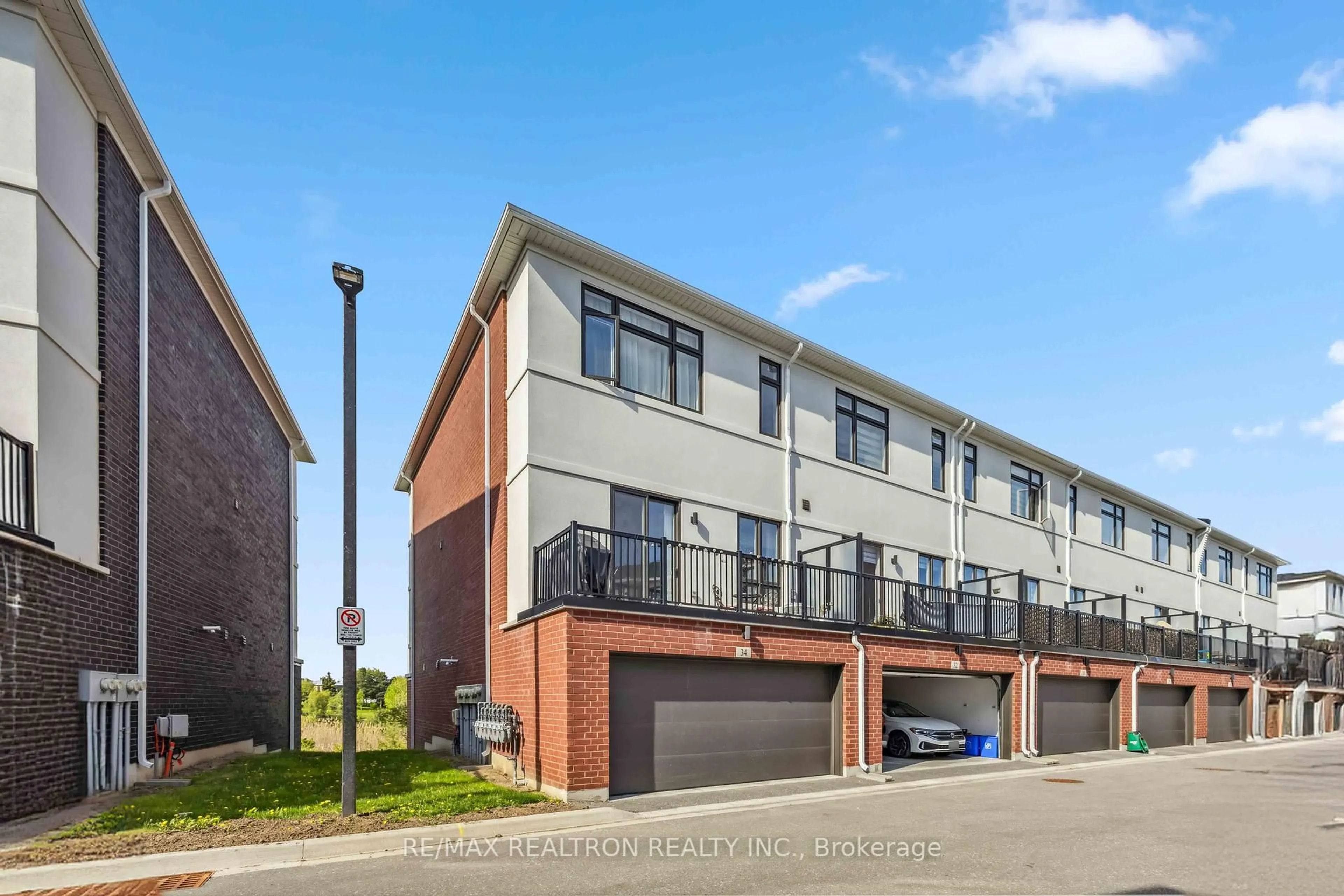 A pic from outside/outdoor area/front of a property/back of a property/a pic from drone, street for 34 Nine Mile Lane, Richmond Hill Ontario L4C 5S6