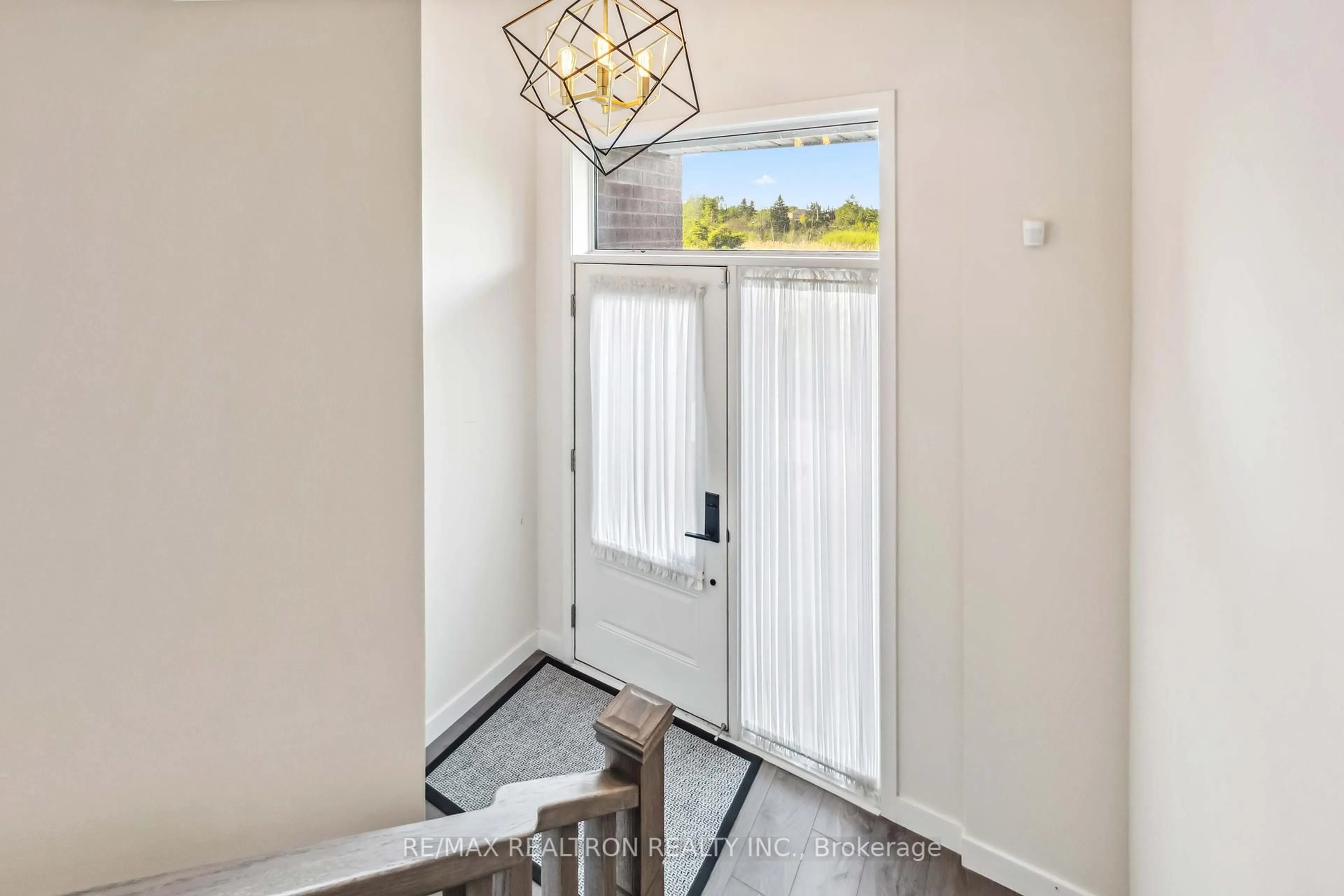 Indoor entryway for 34 Nine Mile Lane, Richmond Hill Ontario L4C 5S6