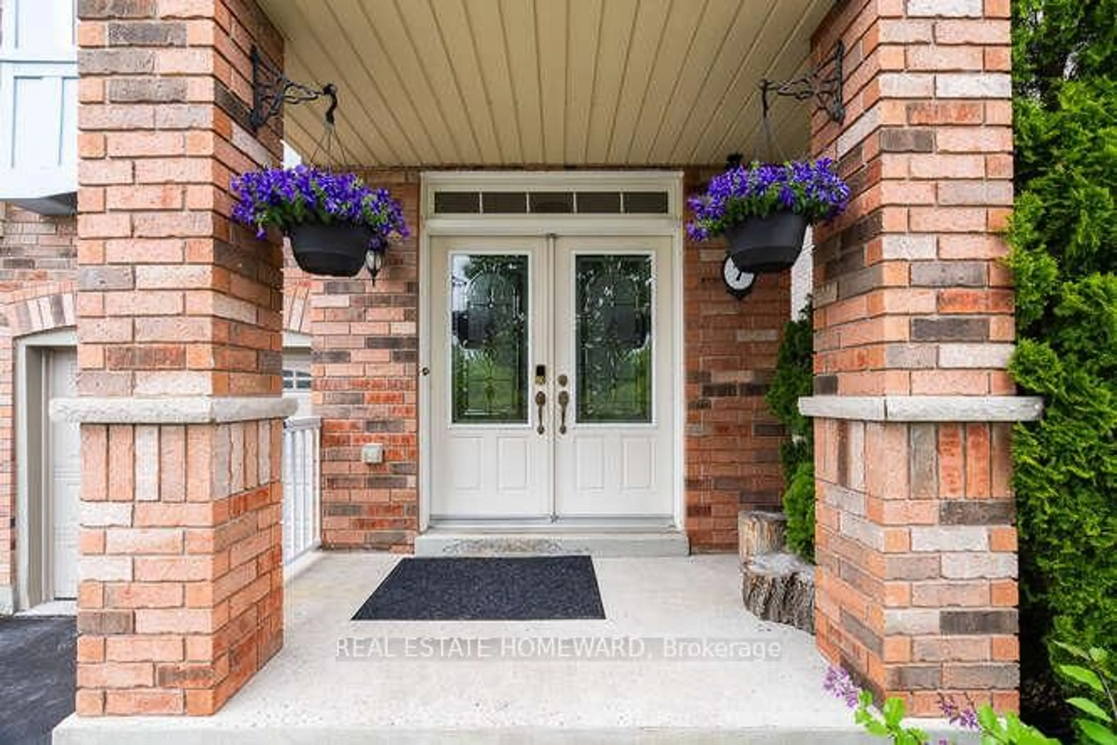 Indoor entryway for 320 Ravineview Dr #7, Vaughan Ontario L6A 4H1