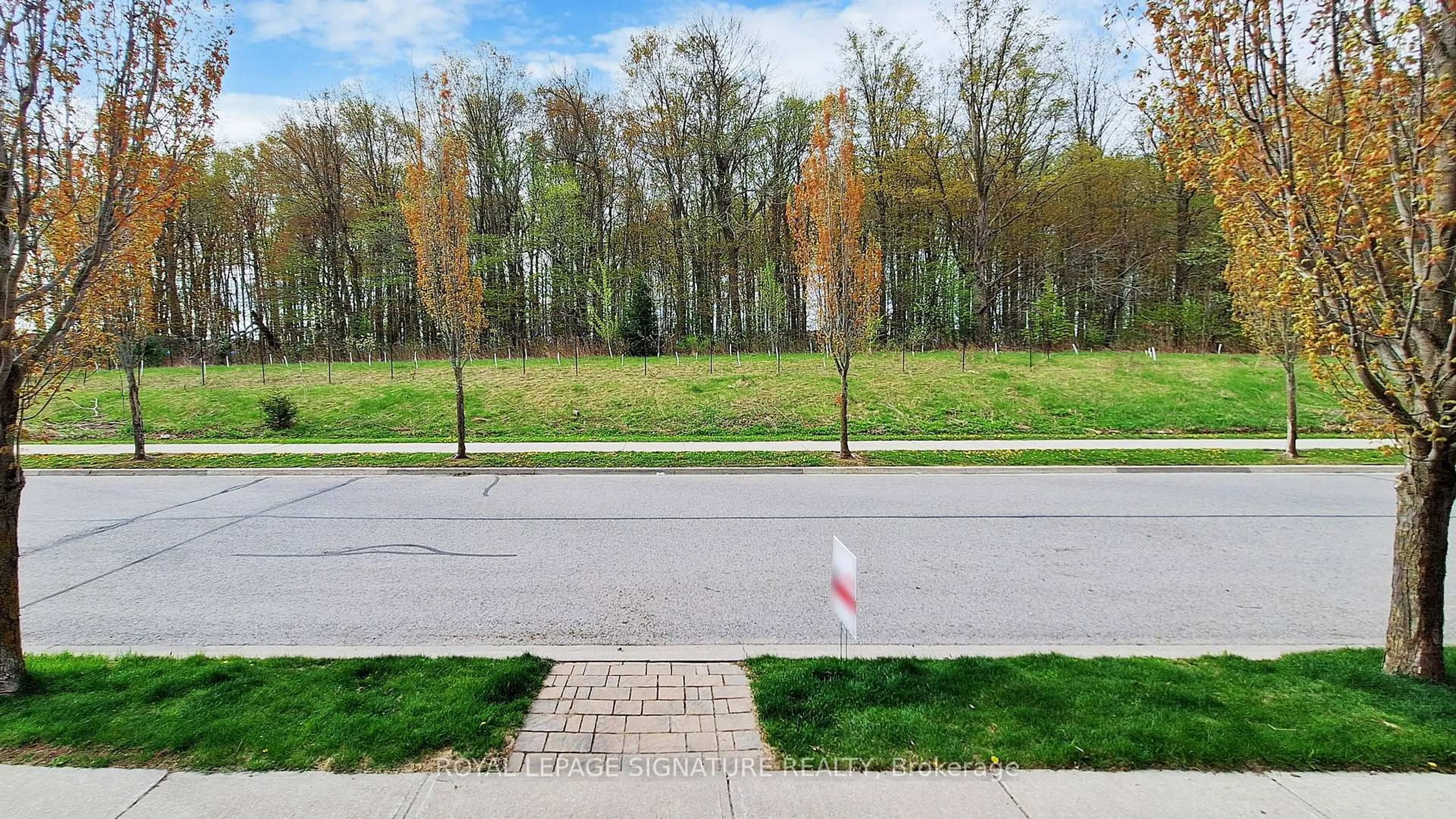 A pic from outside/outdoor area/front of a property/back of a property/a pic from drone, street for 72 Autumn Glow Dr, Markham Ontario L6B 0P6