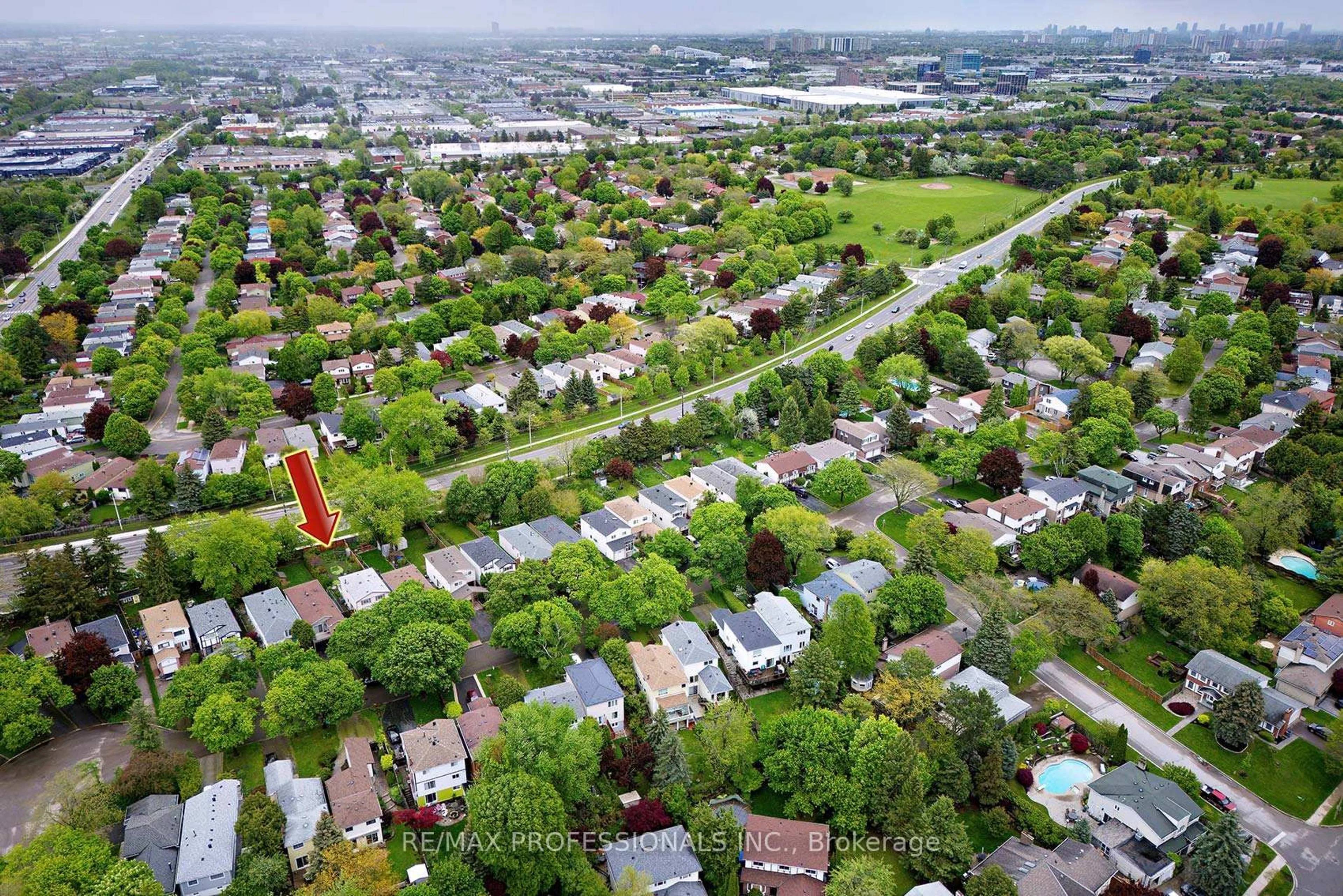 A pic from outside/outdoor area/front of a property/back of a property/a pic from drone, street for 57 Donnamora Cres, Markham Ontario L3T 4K6