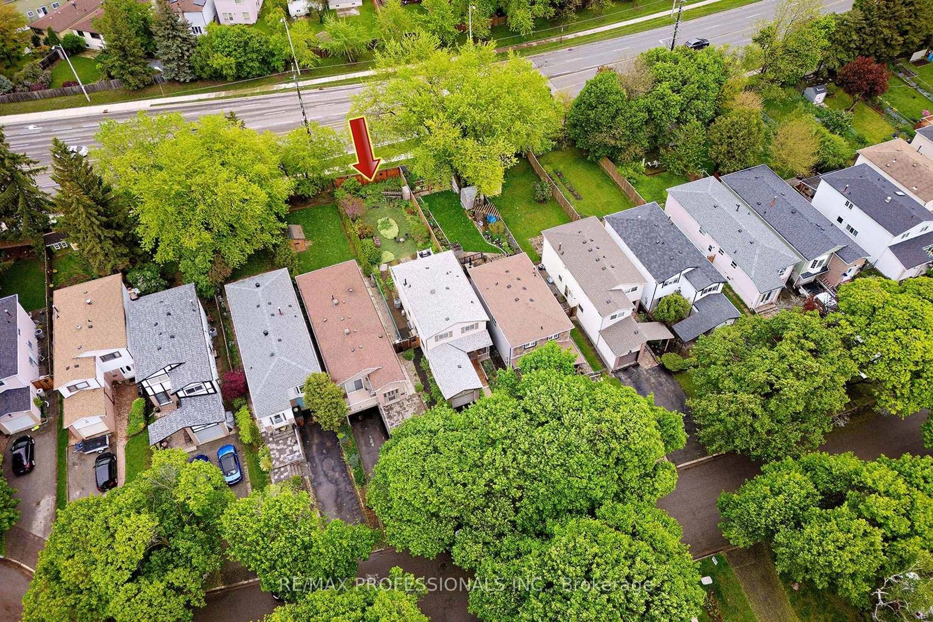 A pic from outside/outdoor area/front of a property/back of a property/a pic from drone, street for 57 Donnamora Cres, Markham Ontario L3T 4K6
