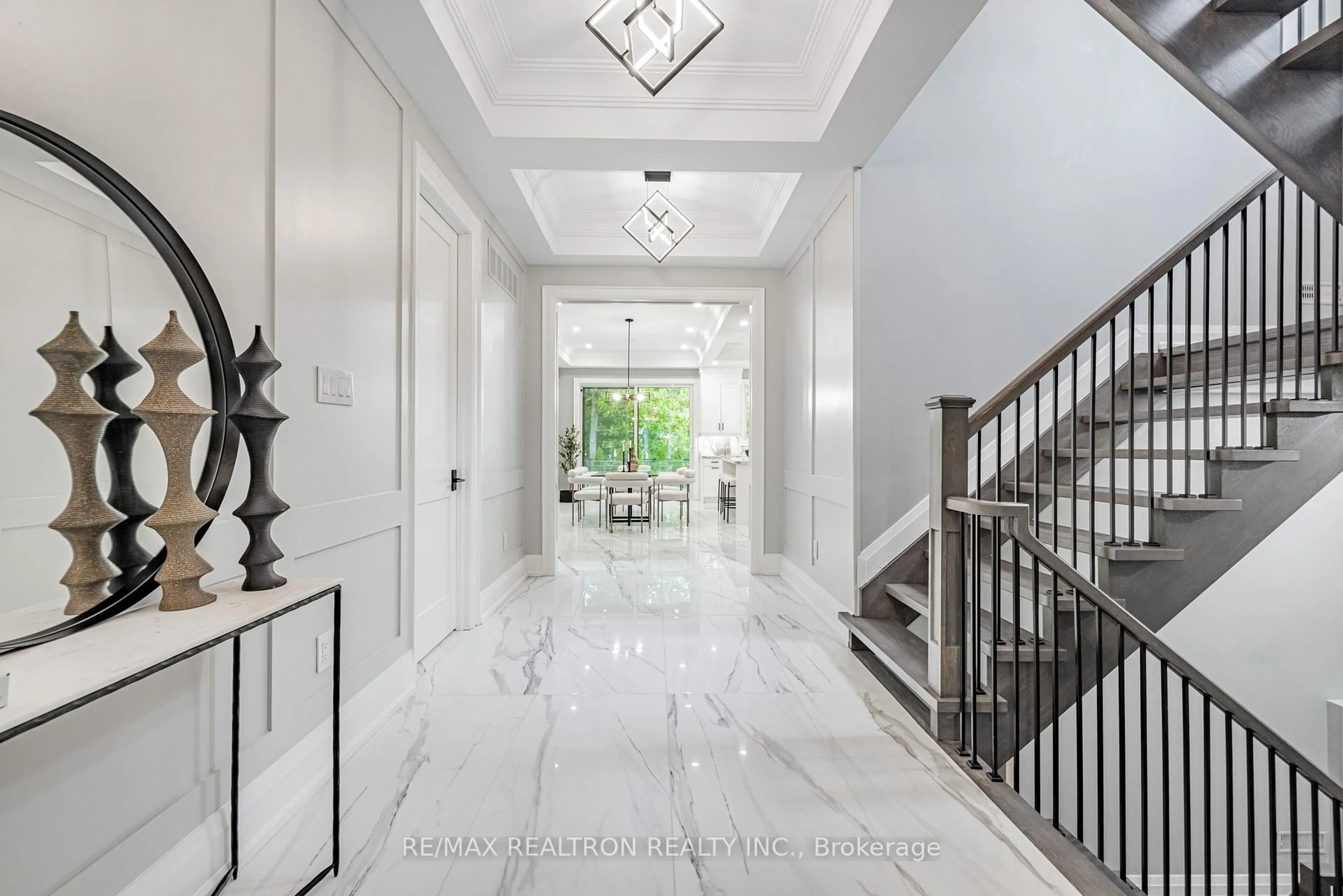 Indoor foyer for 51 Centre St, Richmond Hill Ontario L4C 1A3