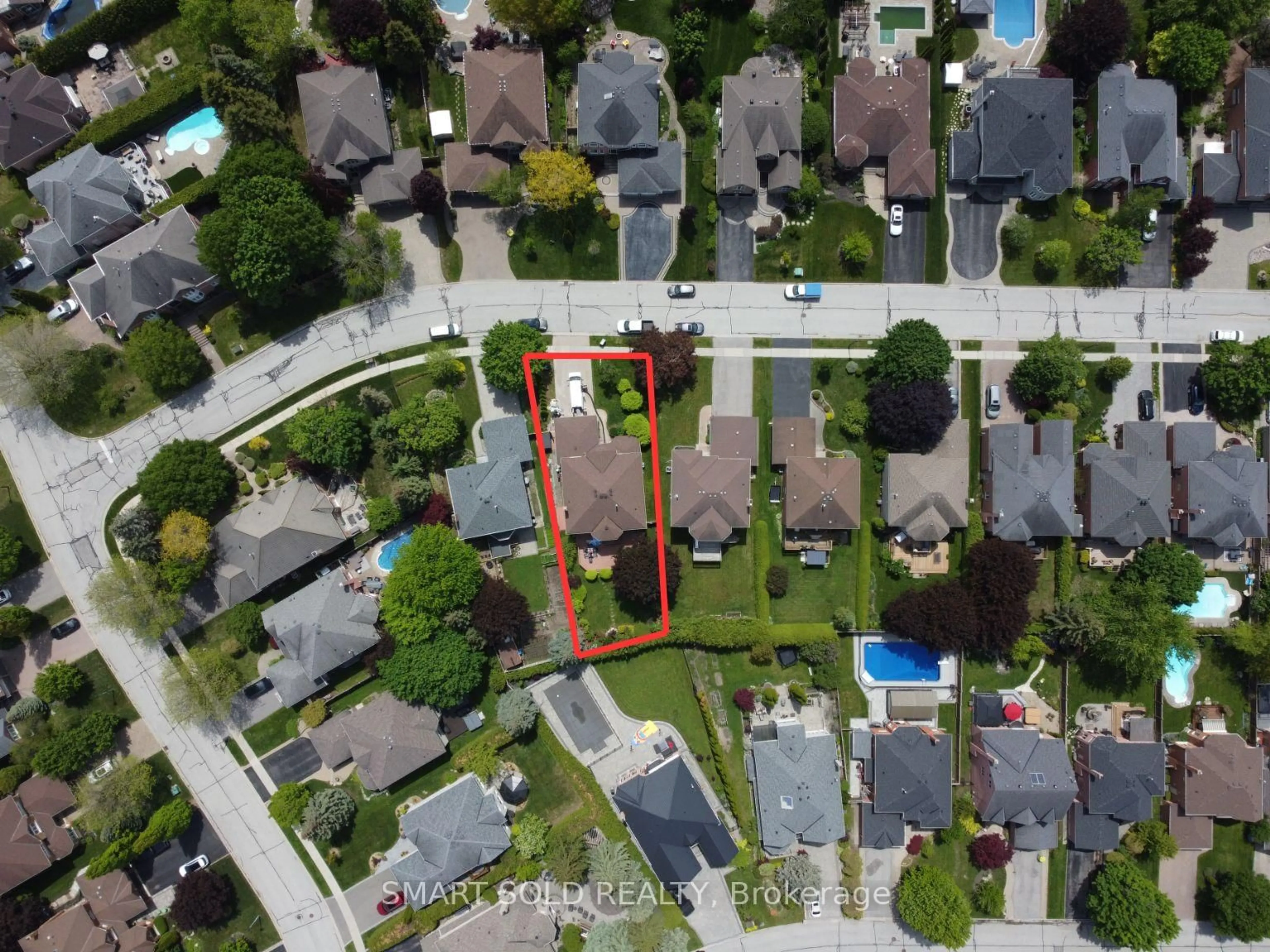 A pic from outside/outdoor area/front of a property/back of a property/a pic from drone, street for 967 Comfort Lane, Newmarket Ontario L3X 1V7