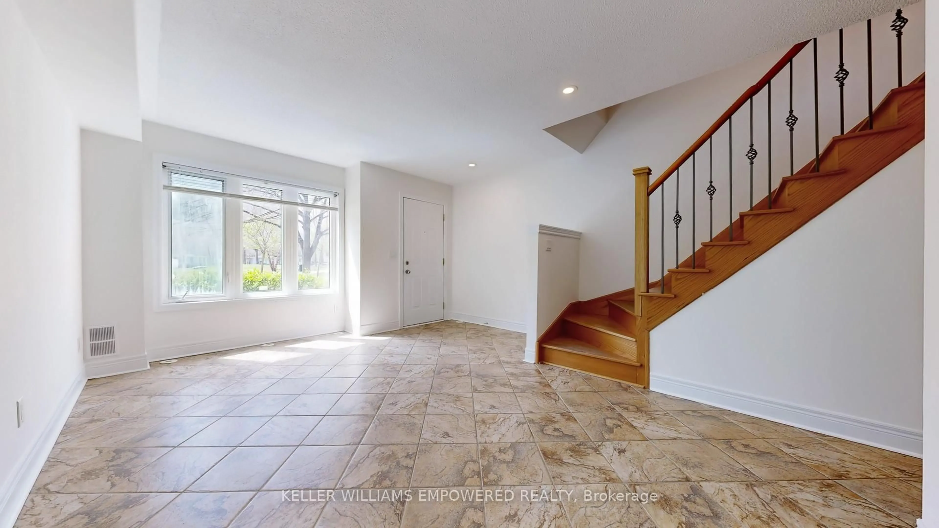 Indoor foyer for 68 Suncrest Blvd #TH 3, Markham Ontario L3T 7Y1