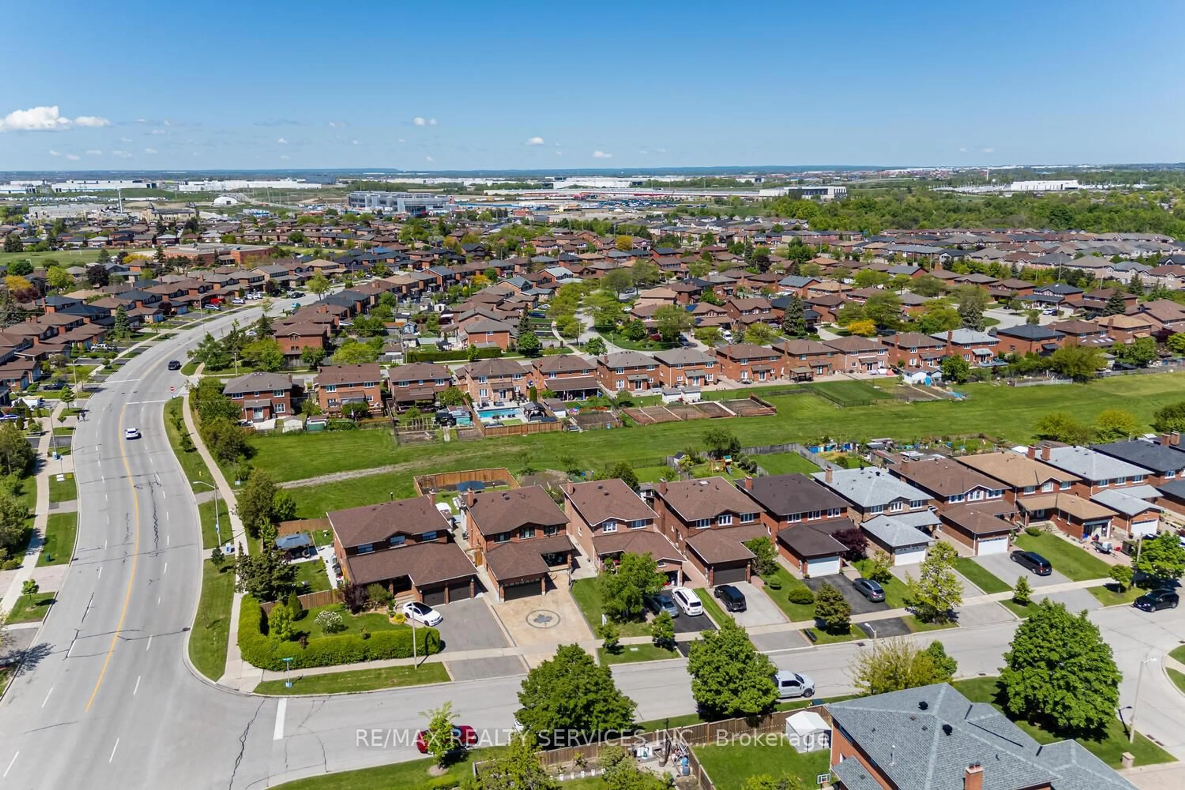 A pic from outside/outdoor area/front of a property/back of a property/a pic from drone, street for 10 Gold Finch Pl, Vaughan Ontario L4L 6N6