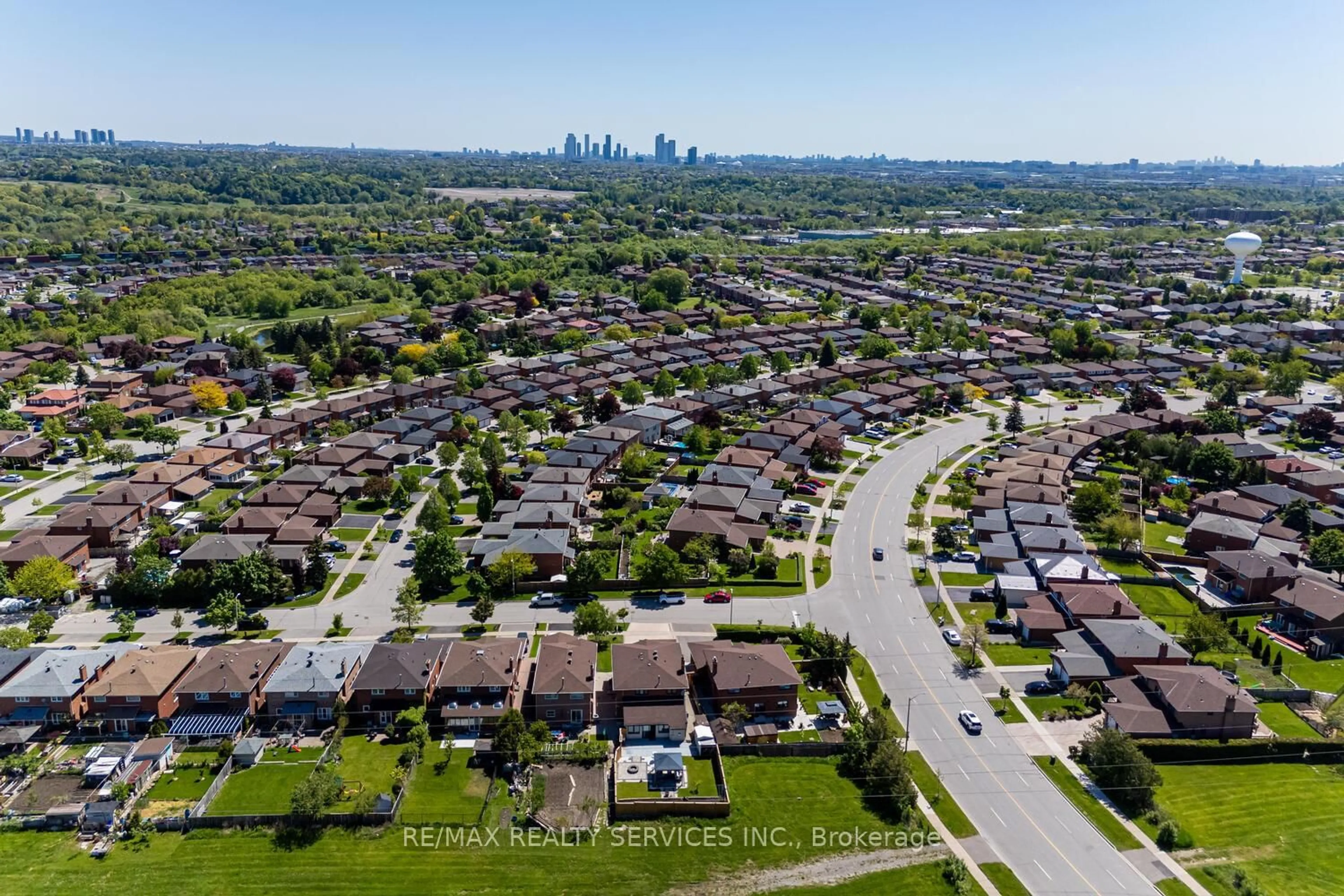 A pic from outside/outdoor area/front of a property/back of a property/a pic from drone, street for 10 Gold Finch Pl, Vaughan Ontario L4L 6N6