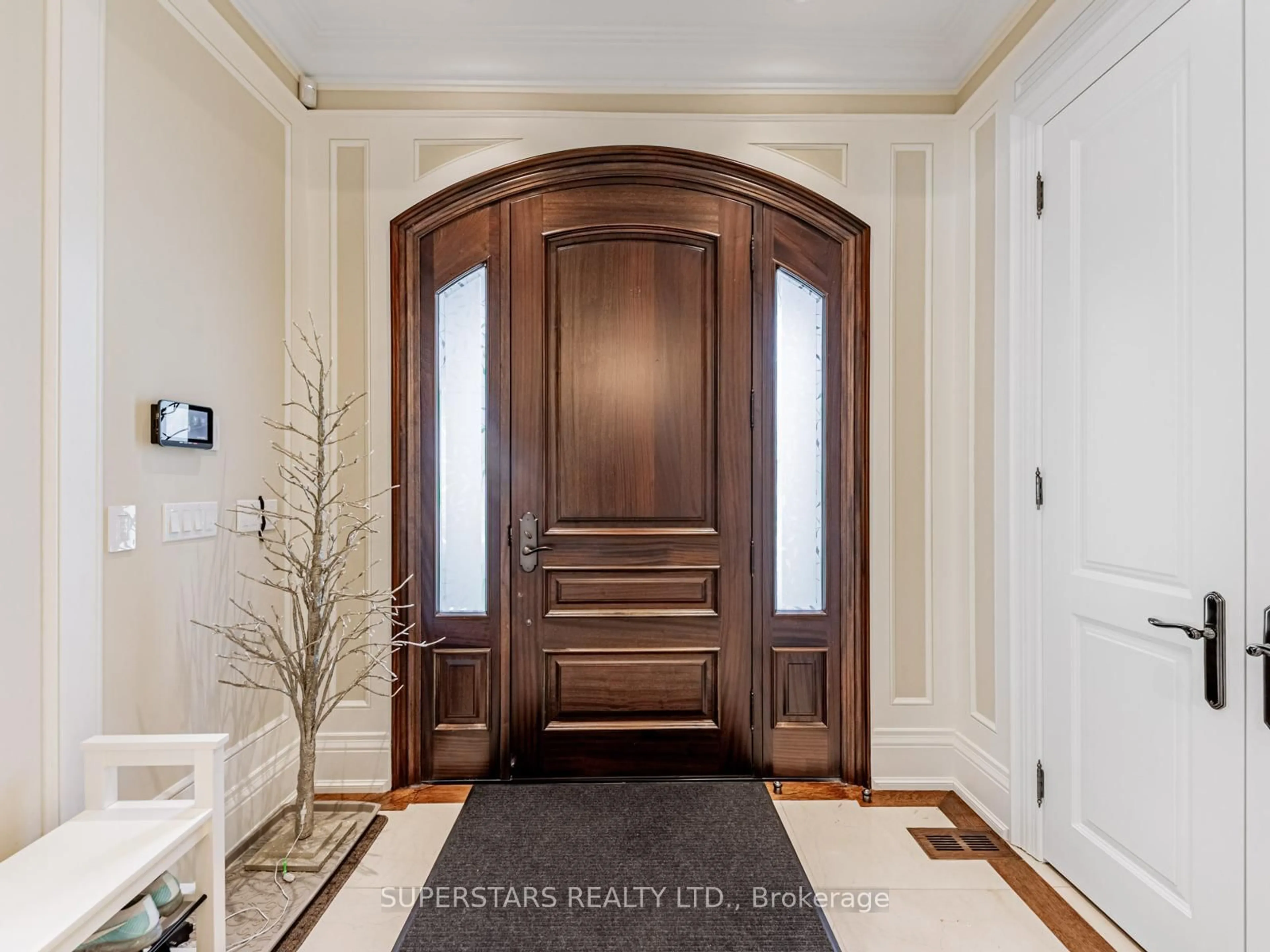 Indoor entryway for 17 Westwood Lane, Richmond Hill Ontario L4C 6X4