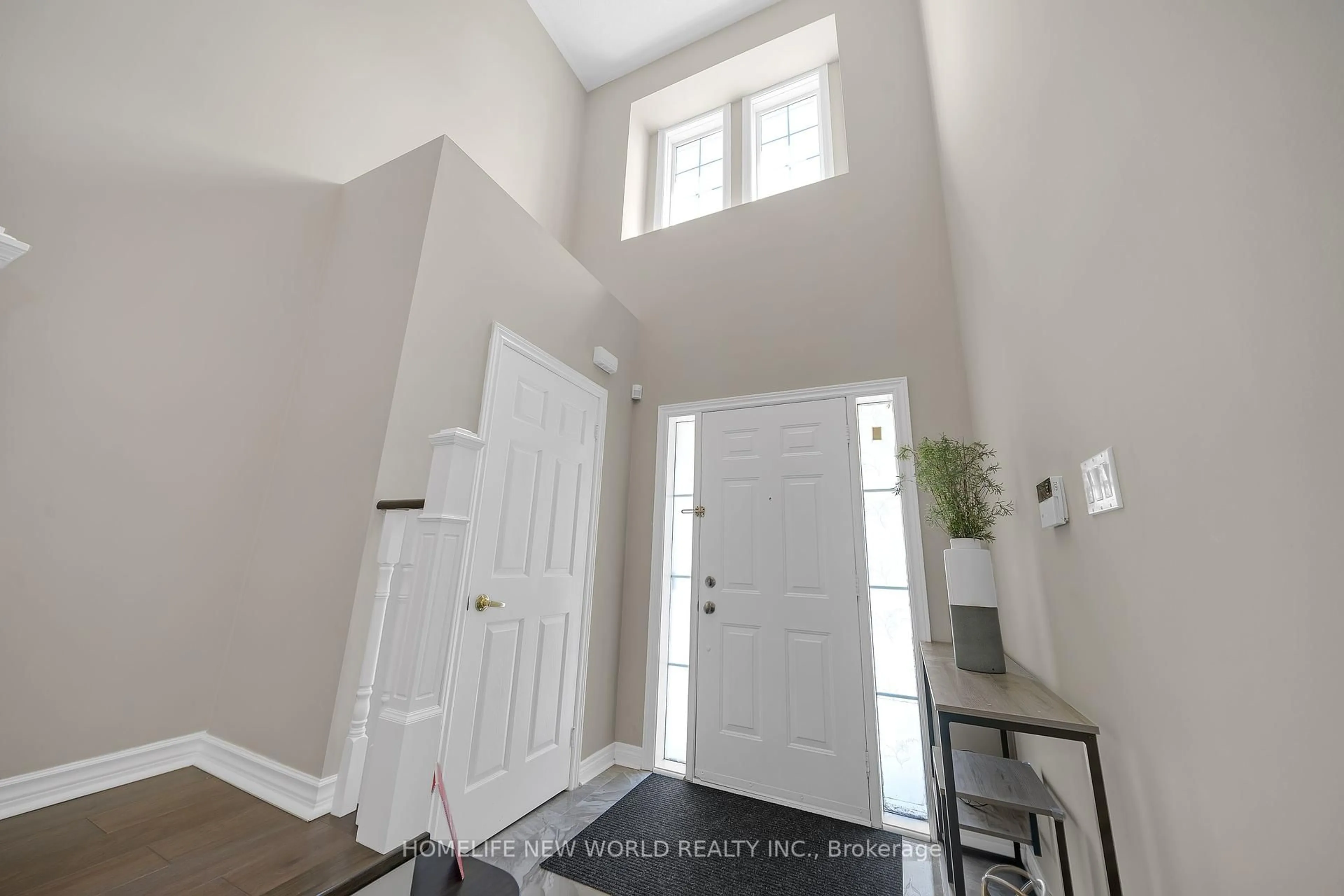 Indoor entryway for 72 Ray St, Markham Ontario L3R 4R5