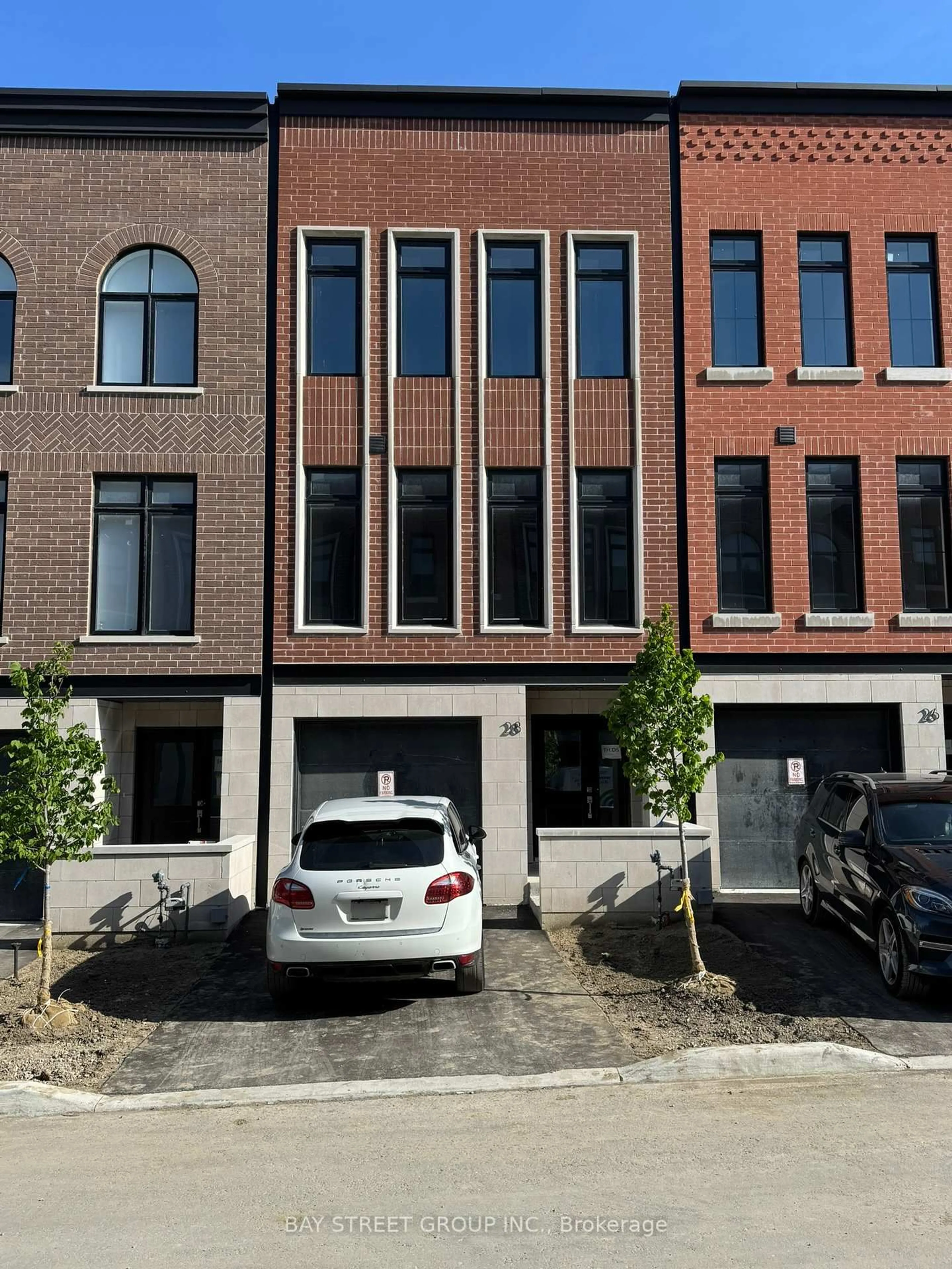 Home with brick exterior material, street for 28 Chestnut Crt, Aurora Ontario L4G 4A4