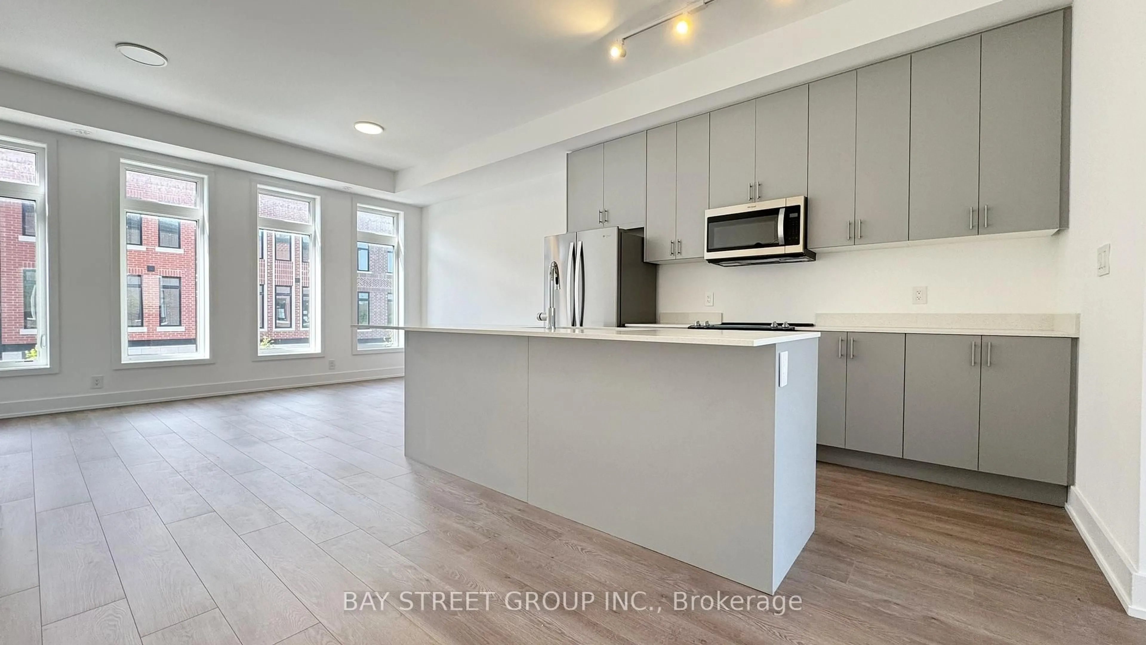 Open concept kitchen, unknown for 28 Chestnut Crt, Aurora Ontario L4G 4A4