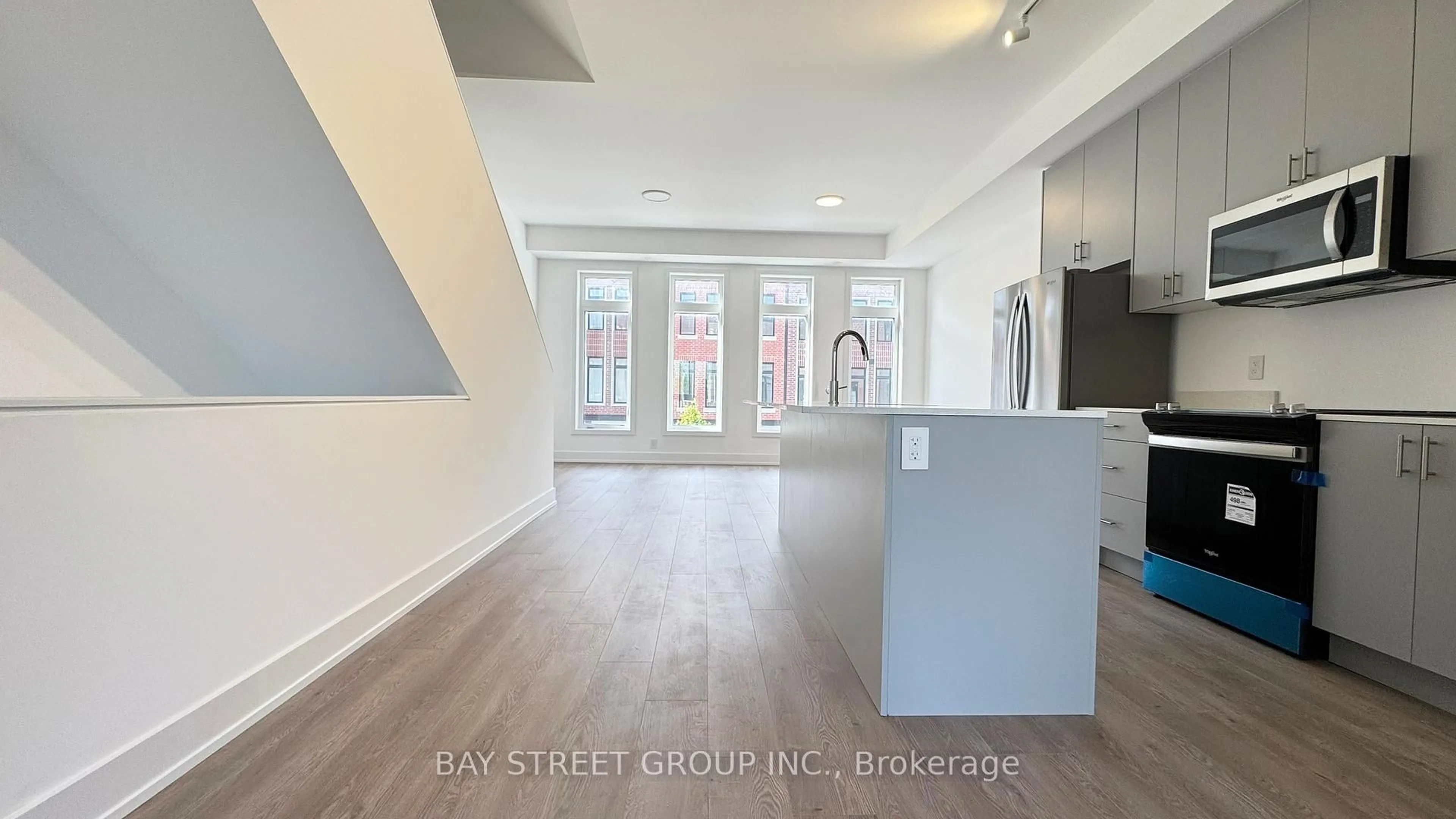 Open concept kitchen, unknown for 28 Chestnut Crt, Aurora Ontario L4G 4A4