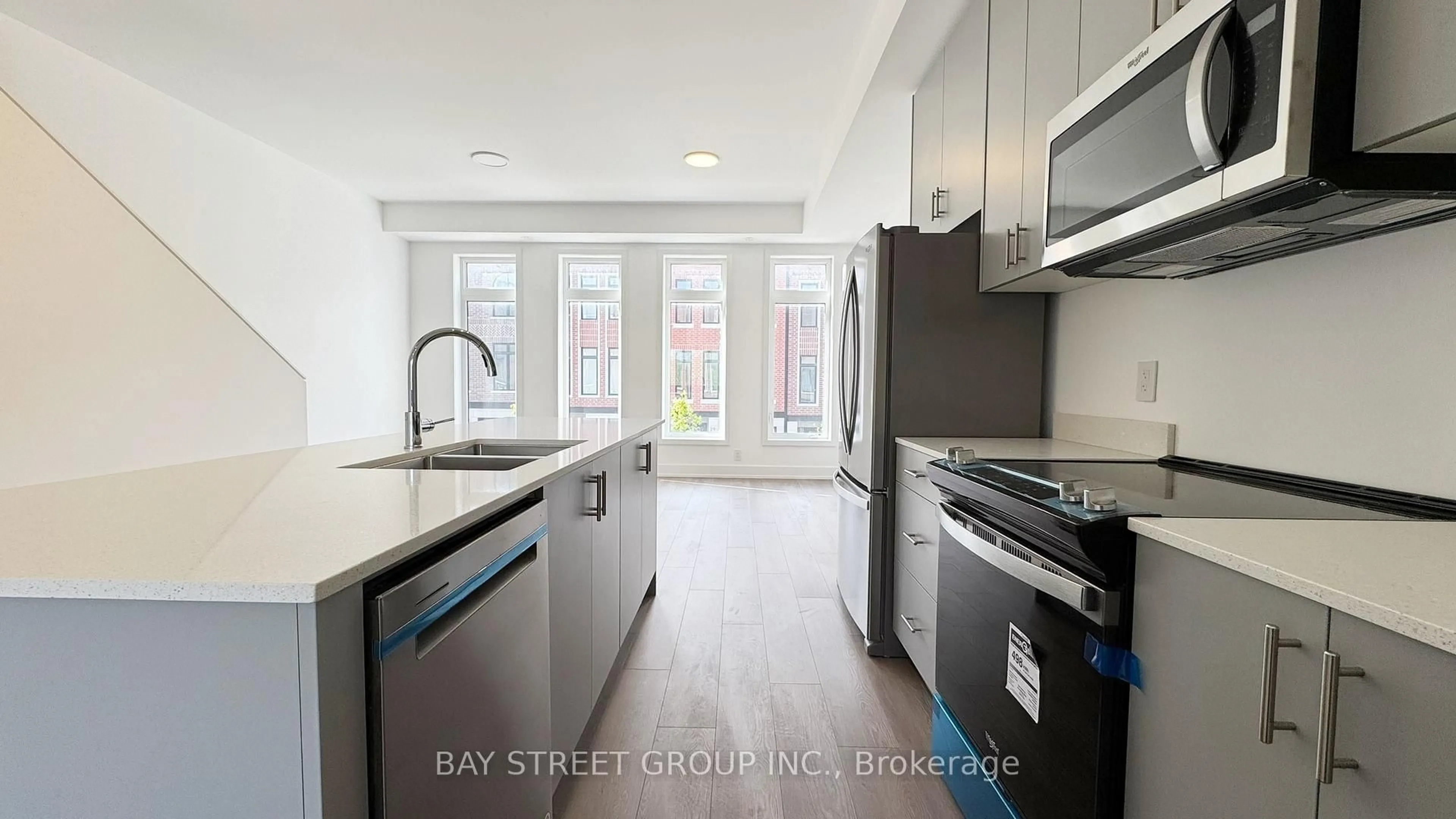 Open concept kitchen, unknown for 28 Chestnut Crt, Aurora Ontario L4G 4A4