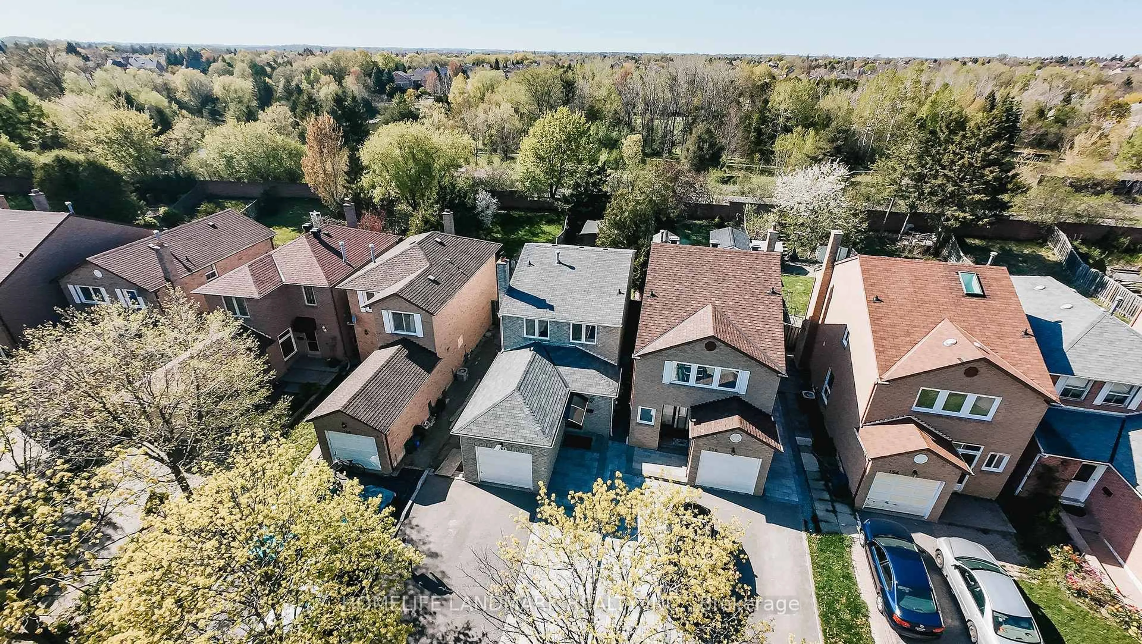 A pic from outside/outdoor area/front of a property/back of a property/a pic from drone, street for 158 Markville Rd, Markham Ontario L3R 4V6