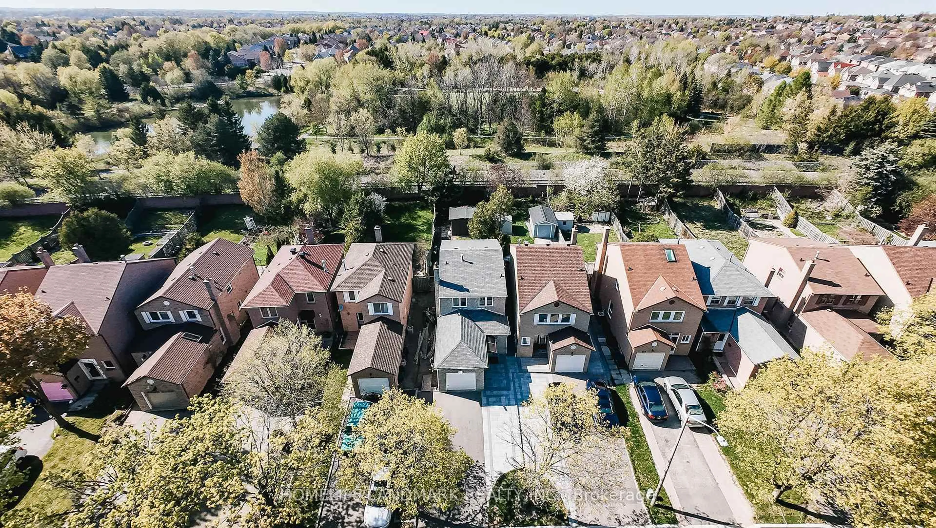 A pic from outside/outdoor area/front of a property/back of a property/a pic from drone, street for 158 Markville Rd, Markham Ontario L3R 4V6