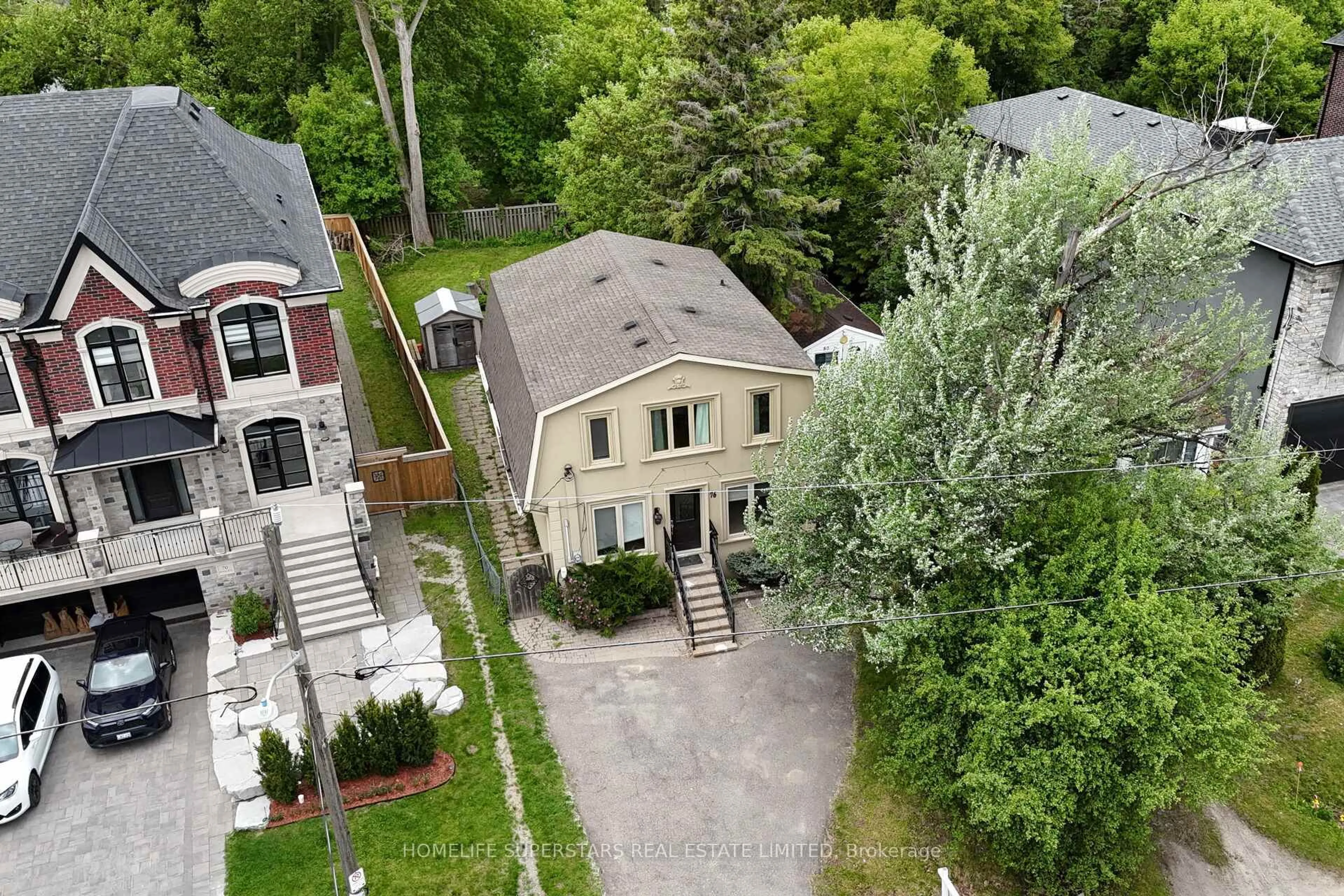 A pic from outside/outdoor area/front of a property/back of a property/a pic from drone, street for 76 Moray Ave, Richmond Hill Ontario L4E 3E2
