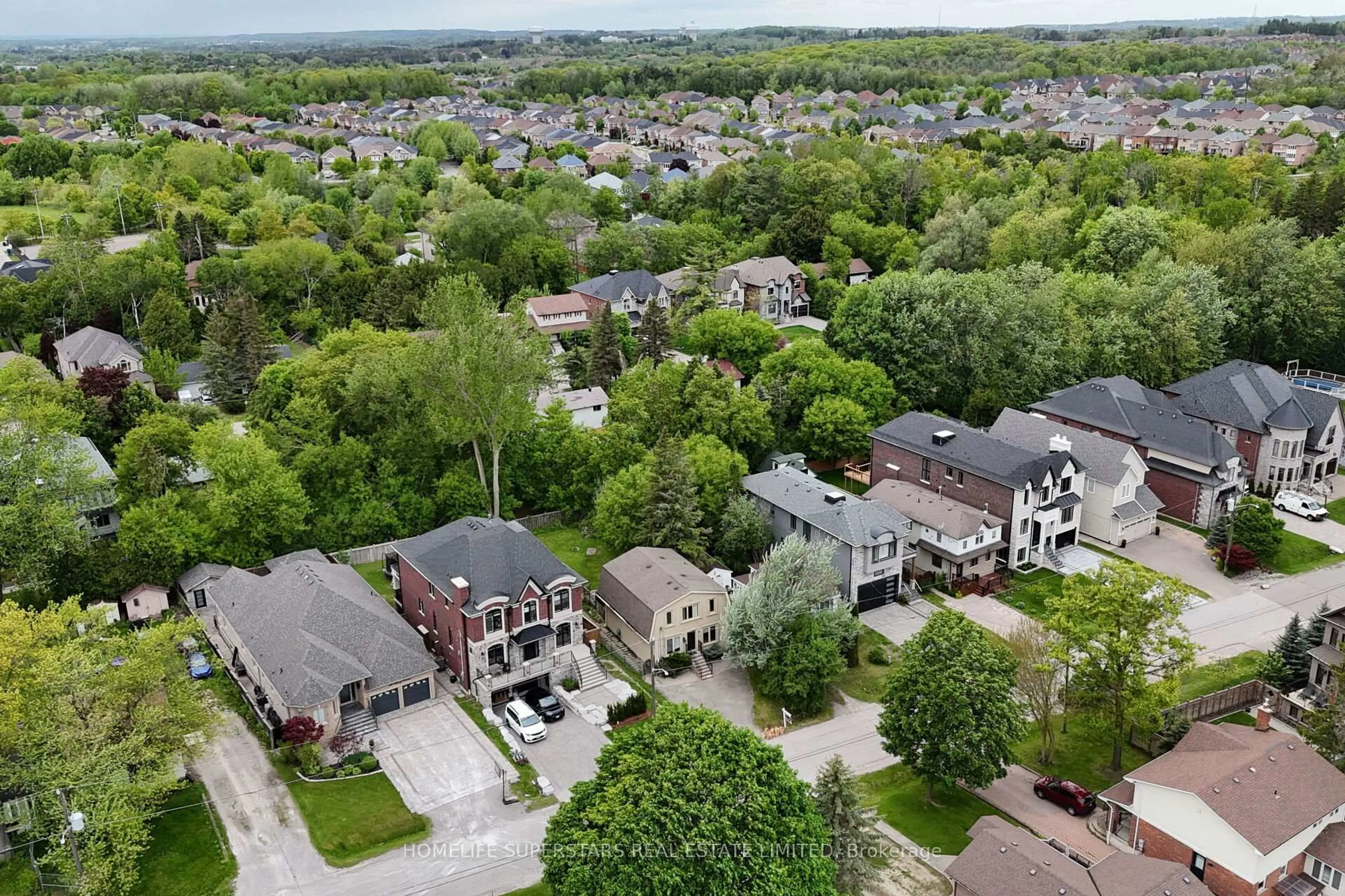 A pic from outside/outdoor area/front of a property/back of a property/a pic from drone, street for 76 Moray Ave, Richmond Hill Ontario L4E 3E2