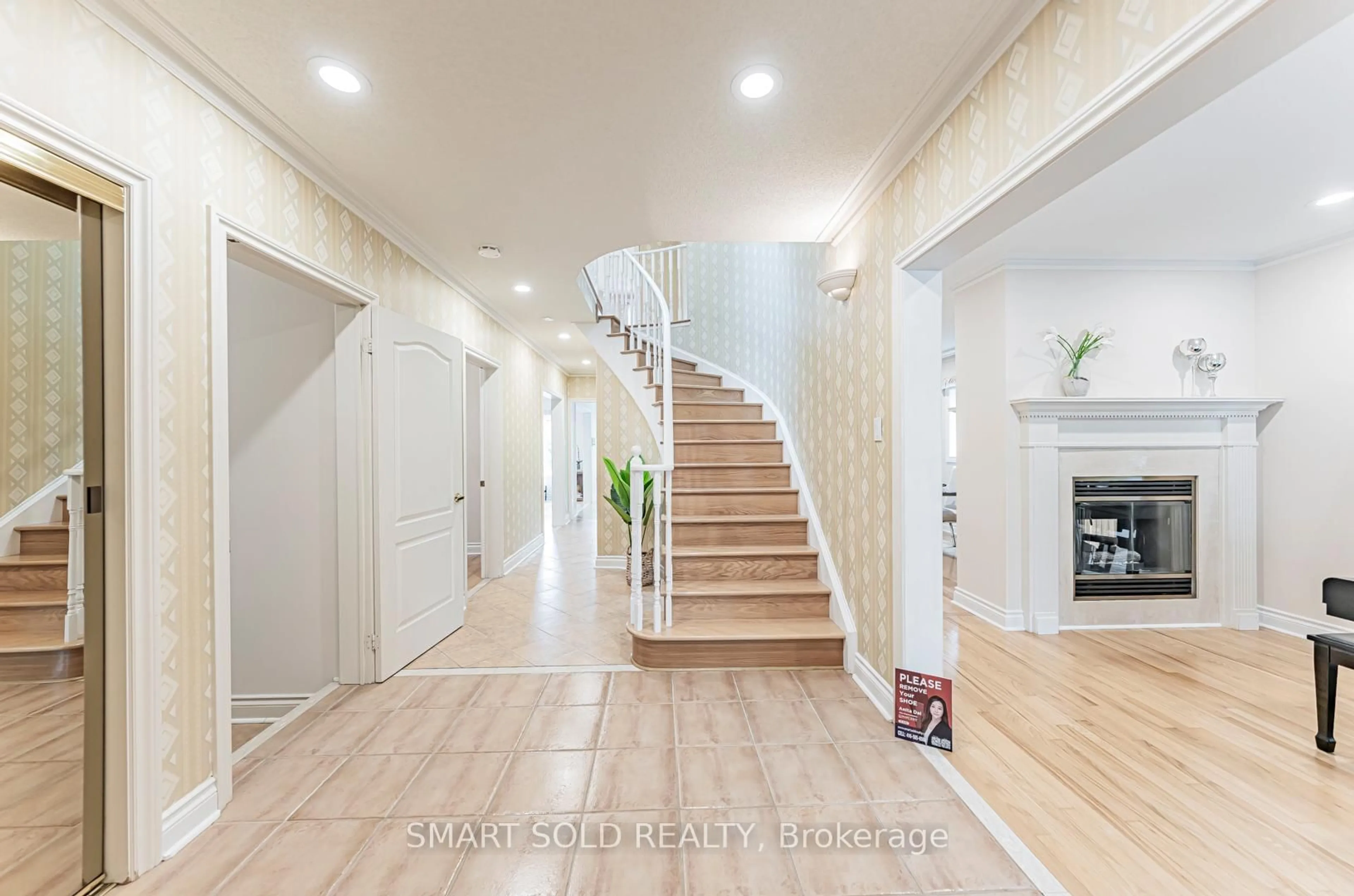 Indoor foyer for 141 Larratt Lane, Richmond Hill Ontario L4C 0E6