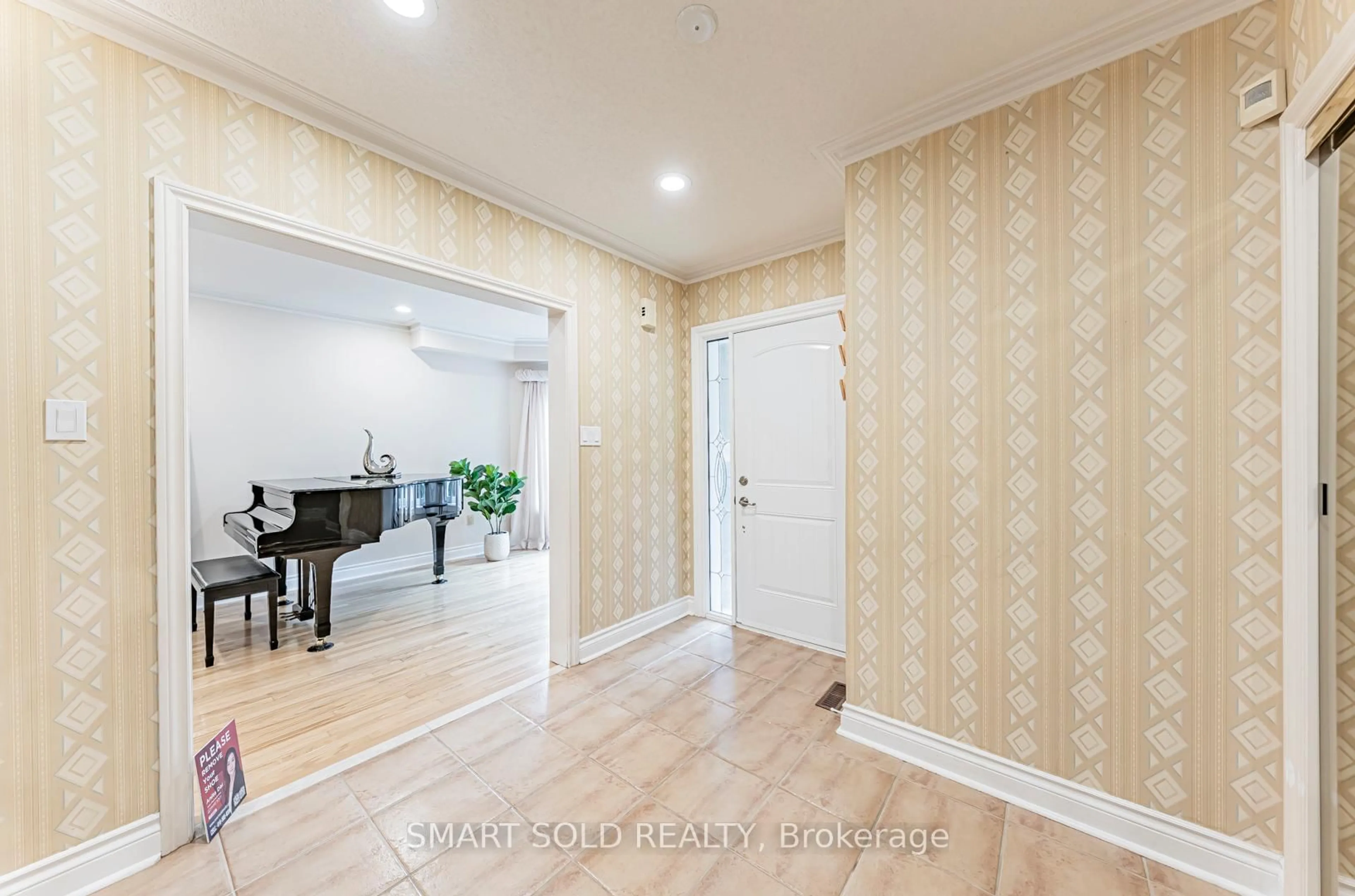 Indoor entryway for 141 Larratt Lane, Richmond Hill Ontario L4C 0E6
