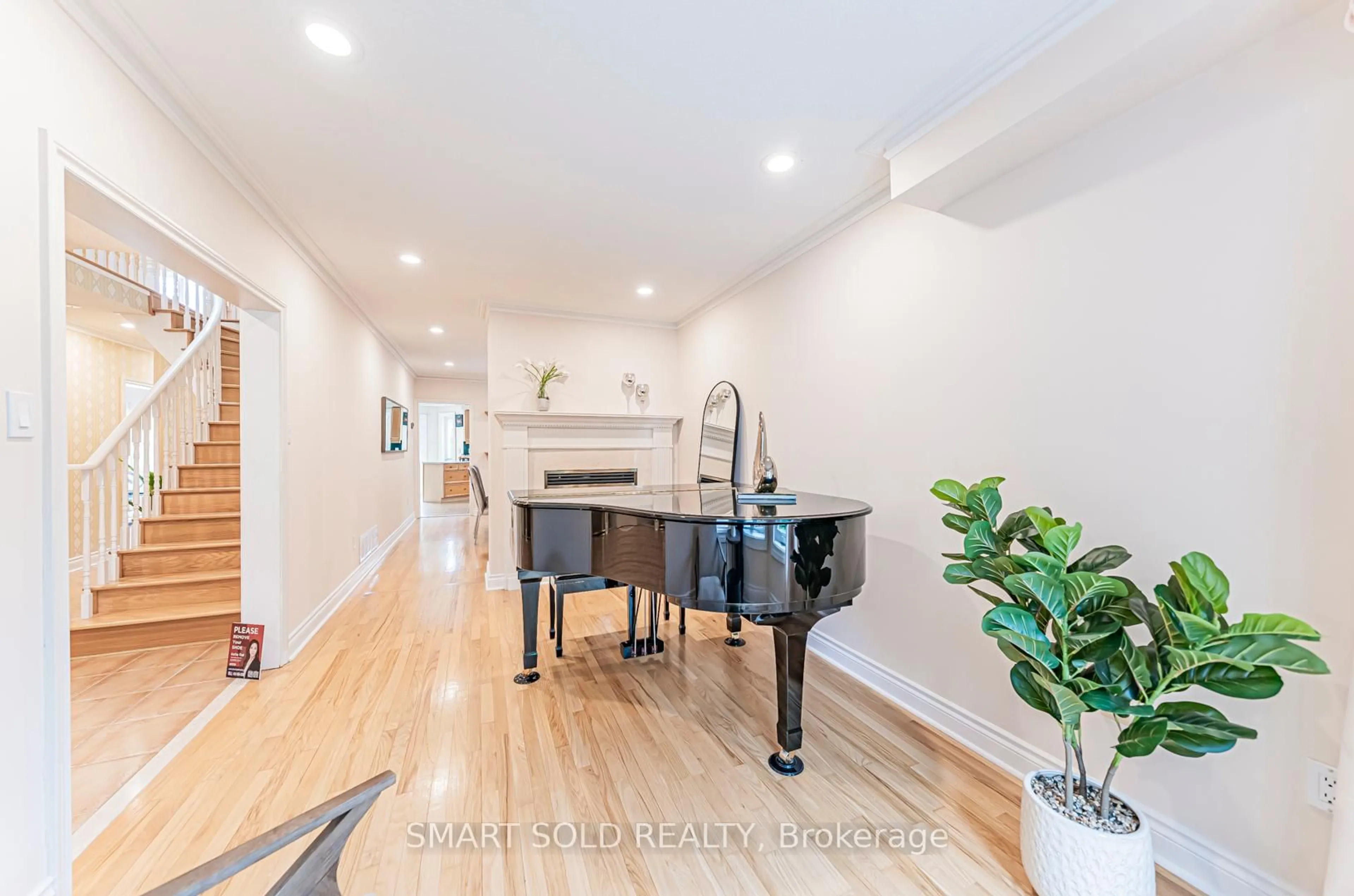 Indoor entryway for 141 Larratt Lane, Richmond Hill Ontario L4C 0E6