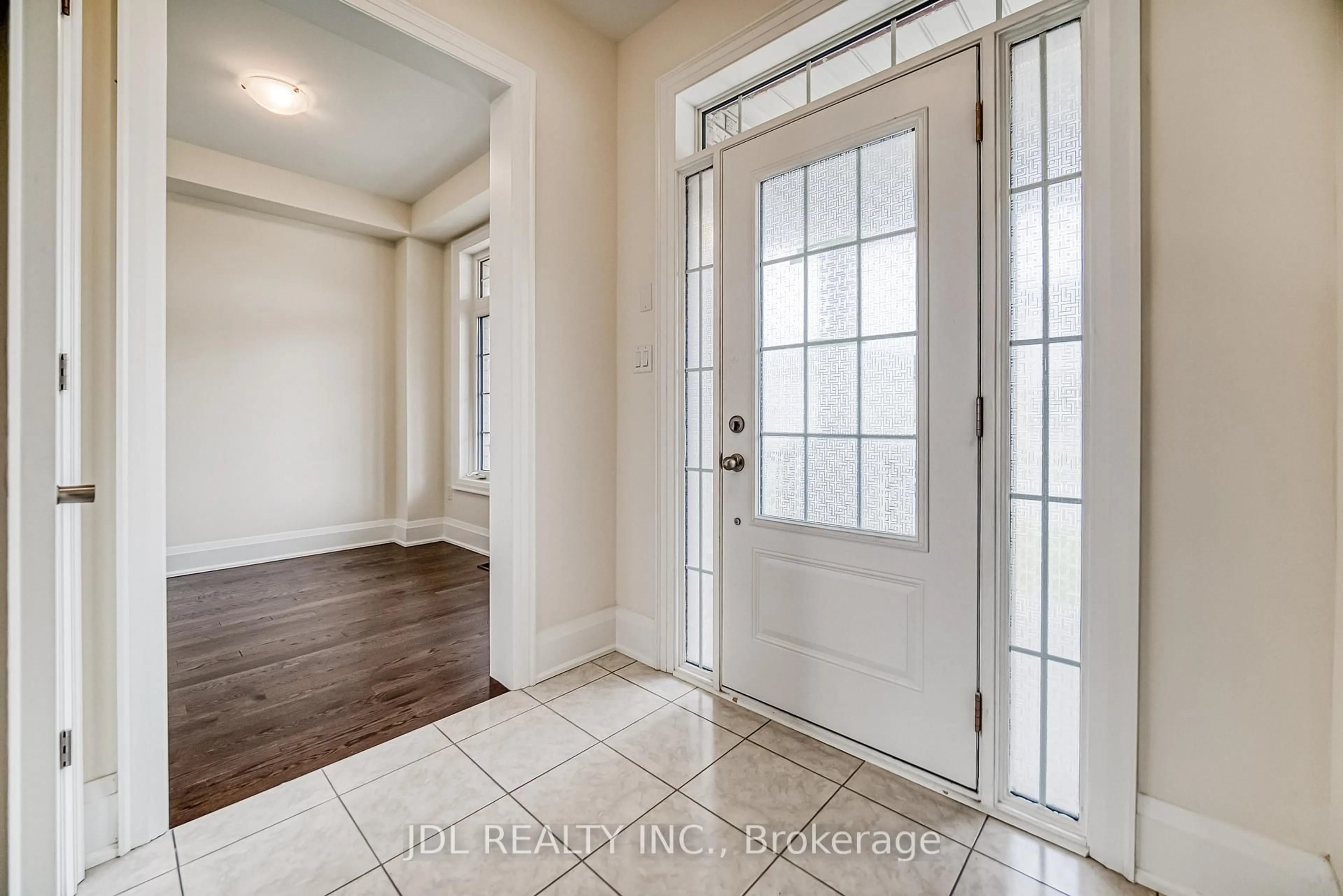 Indoor entryway for 27 Bill Guy Dr, Georgina Ontario L4P 0H9