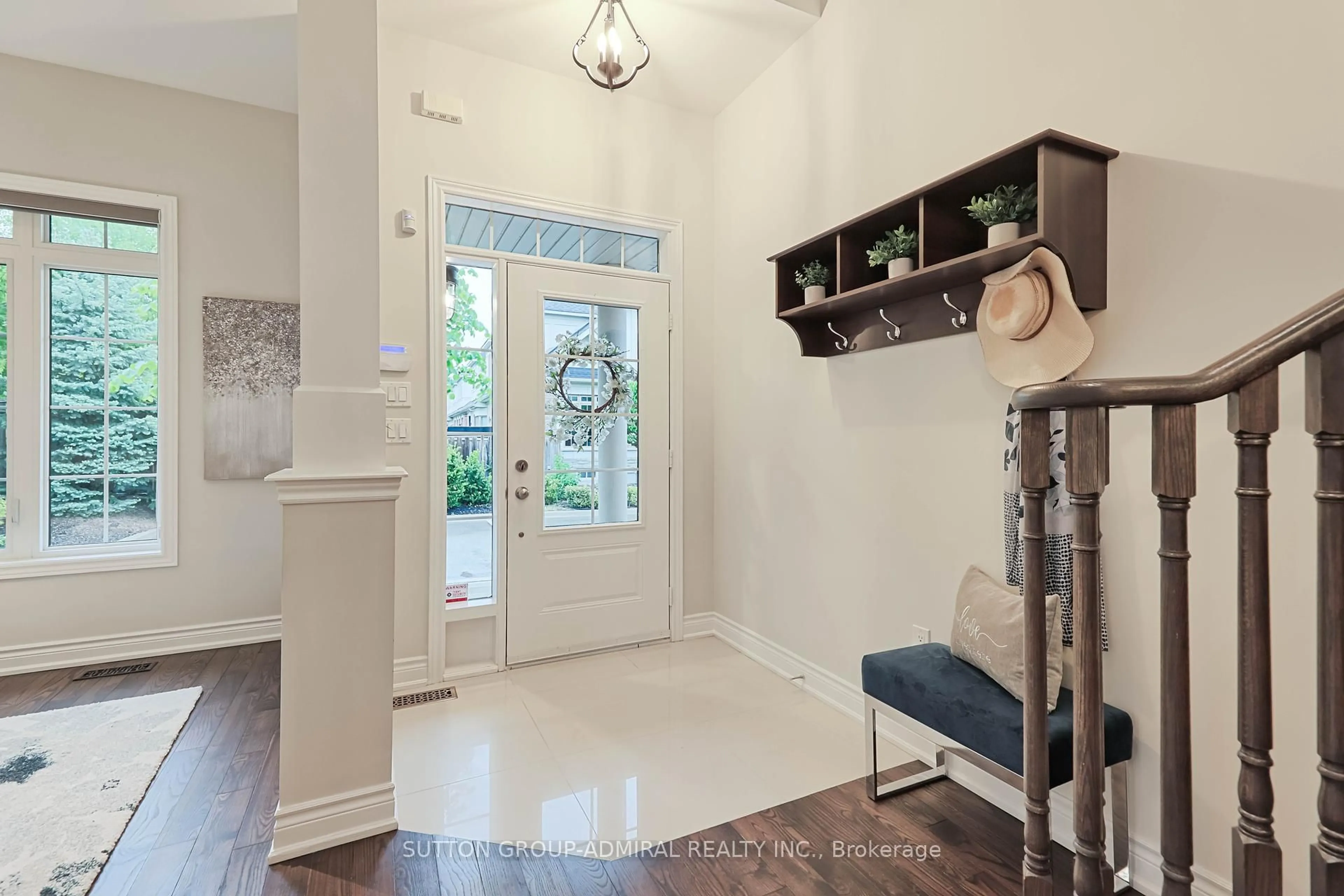 Indoor entryway for 12 Petersen Pl, King Ontario L9G 1N0