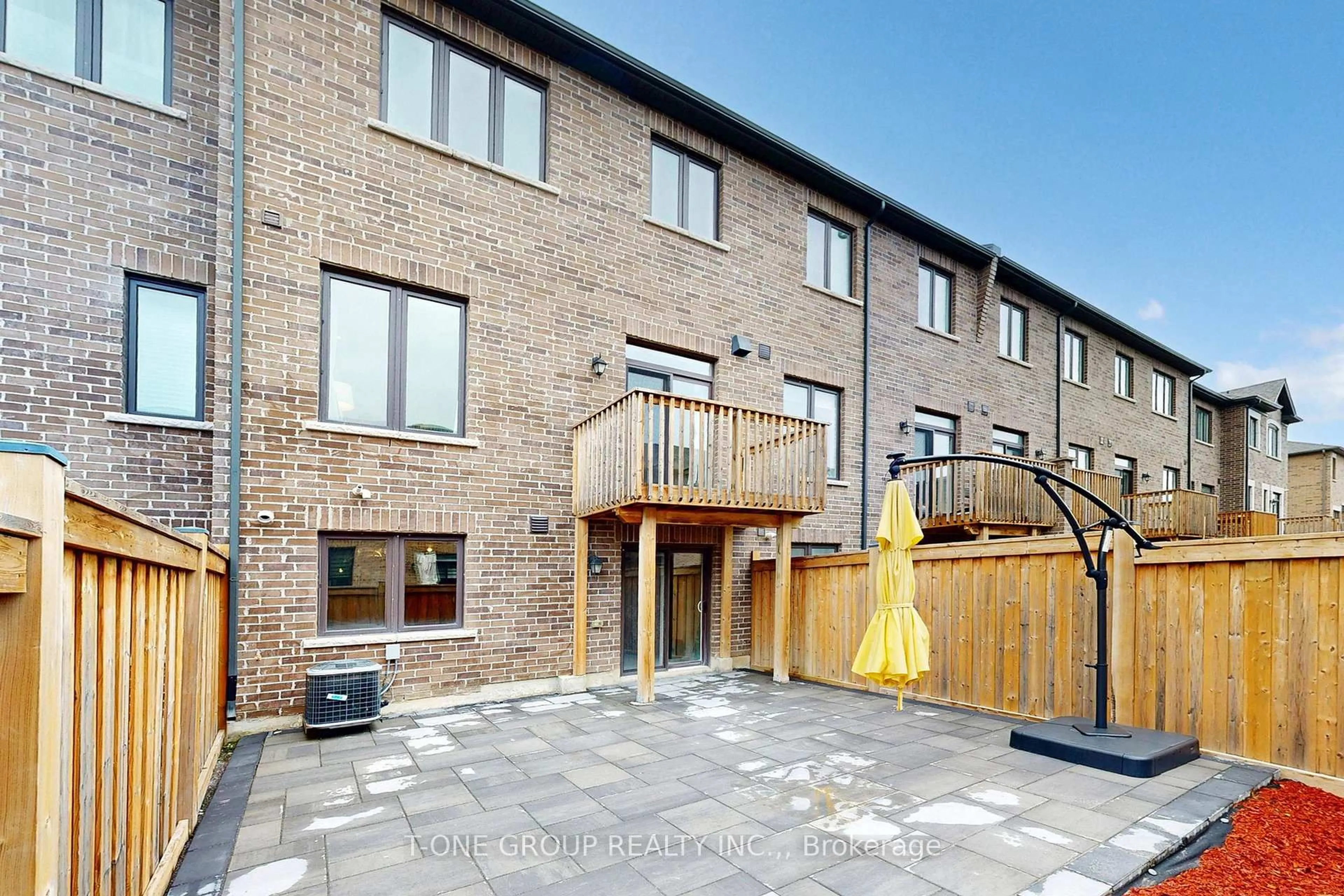 A pic from outside/outdoor area/front of a property/back of a property/a pic from drone, street for 34 Mallery St, Richmond Hill Ontario L4S 0H7