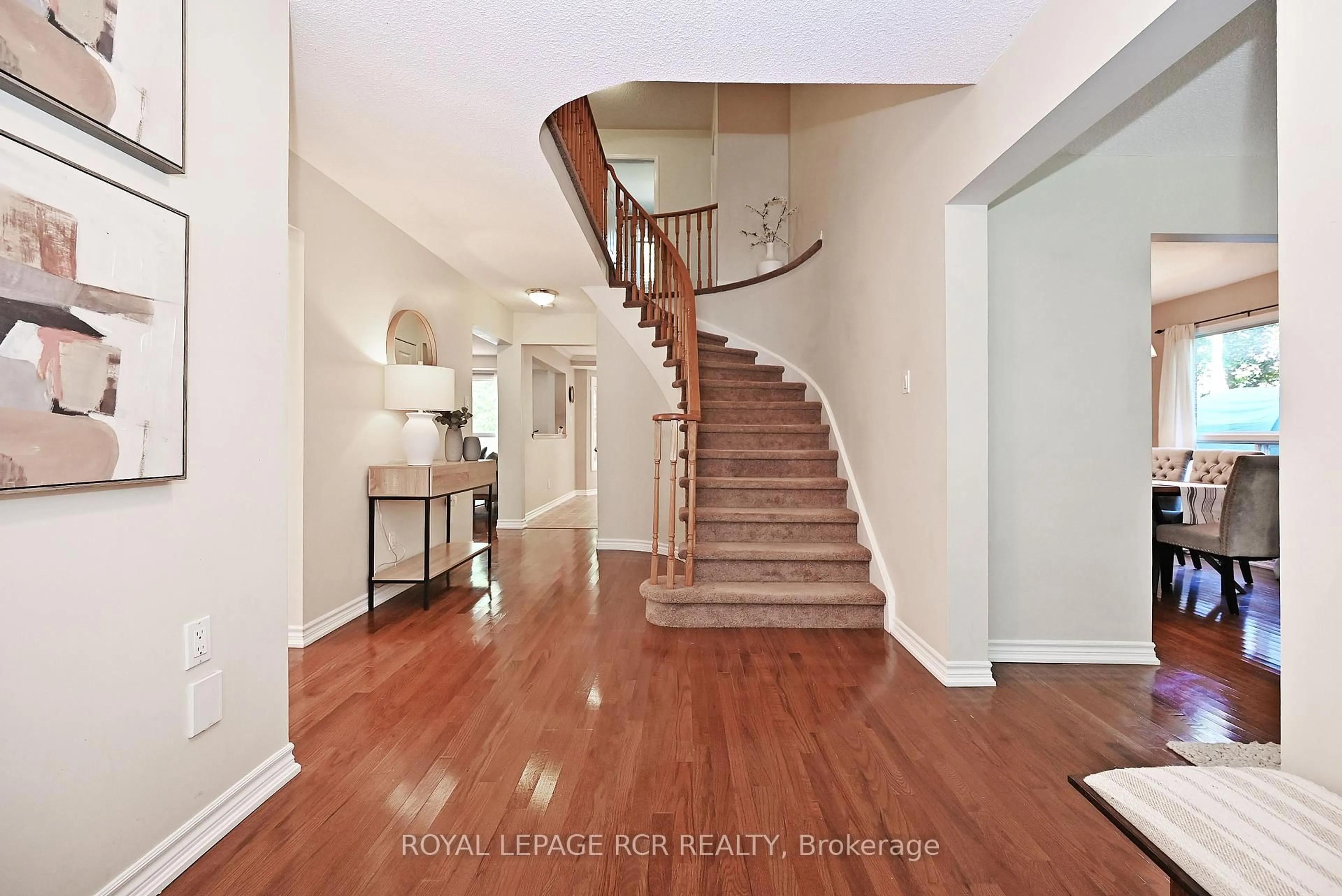 Indoor foyer for 89 McIntyre Crt, Newmarket Ontario L3Y 8B9