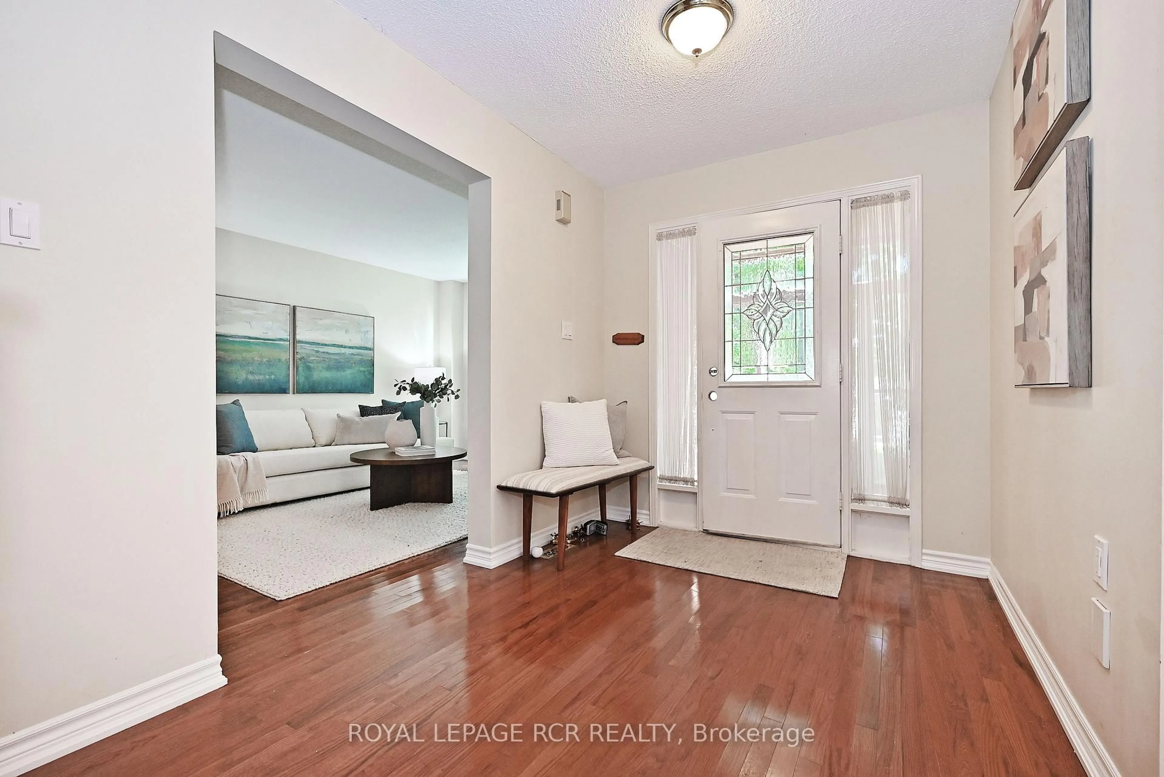 Indoor entryway for 89 McIntyre Crt, Newmarket Ontario L3Y 8B9