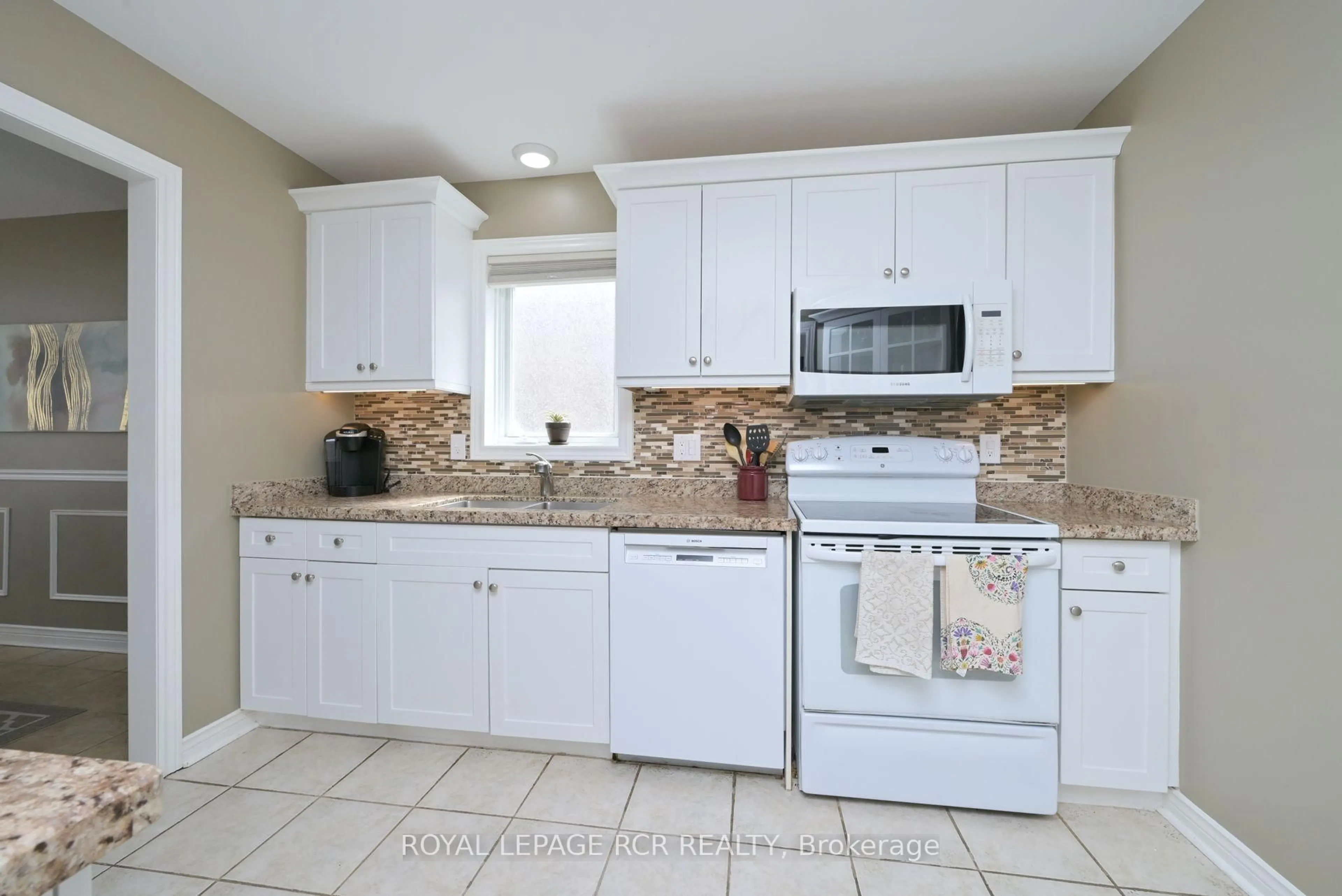 Standard kitchen, ceramic/tile floor for 46 Sunset Blvd, New Tecumseth Ontario L9R 1Z5
