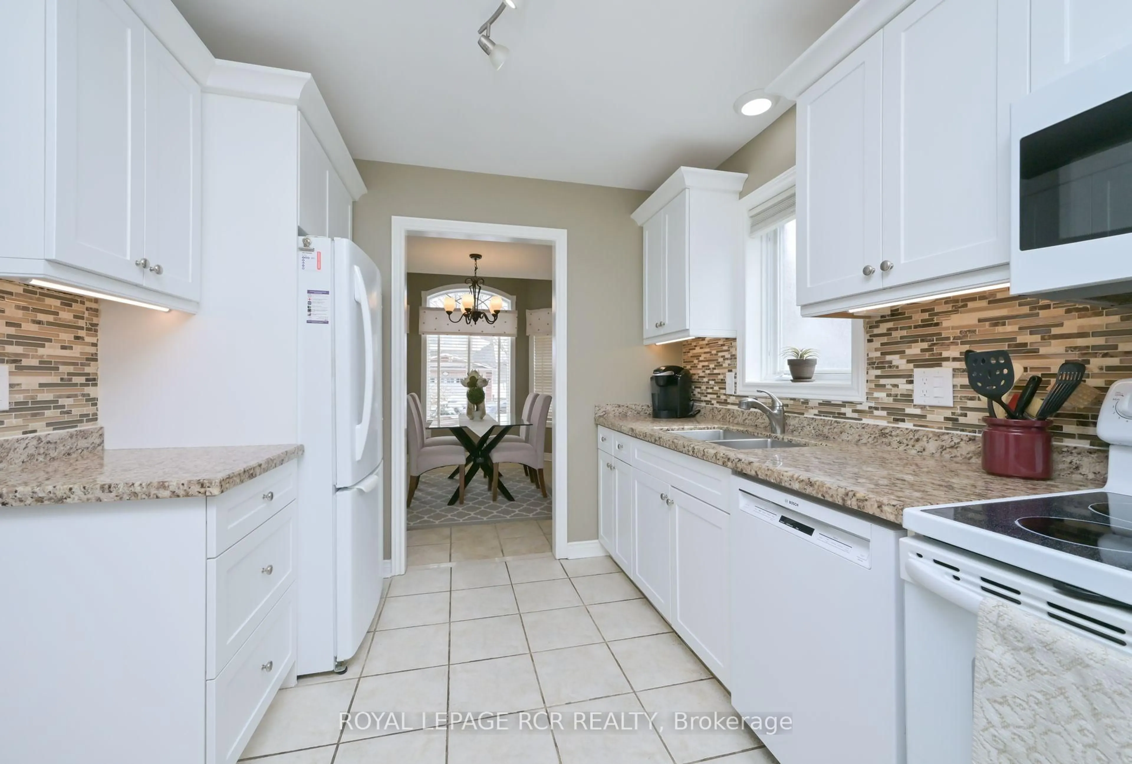 Open concept kitchen, ceramic/tile floor for 46 Sunset Blvd, New Tecumseth Ontario L9R 1Z5