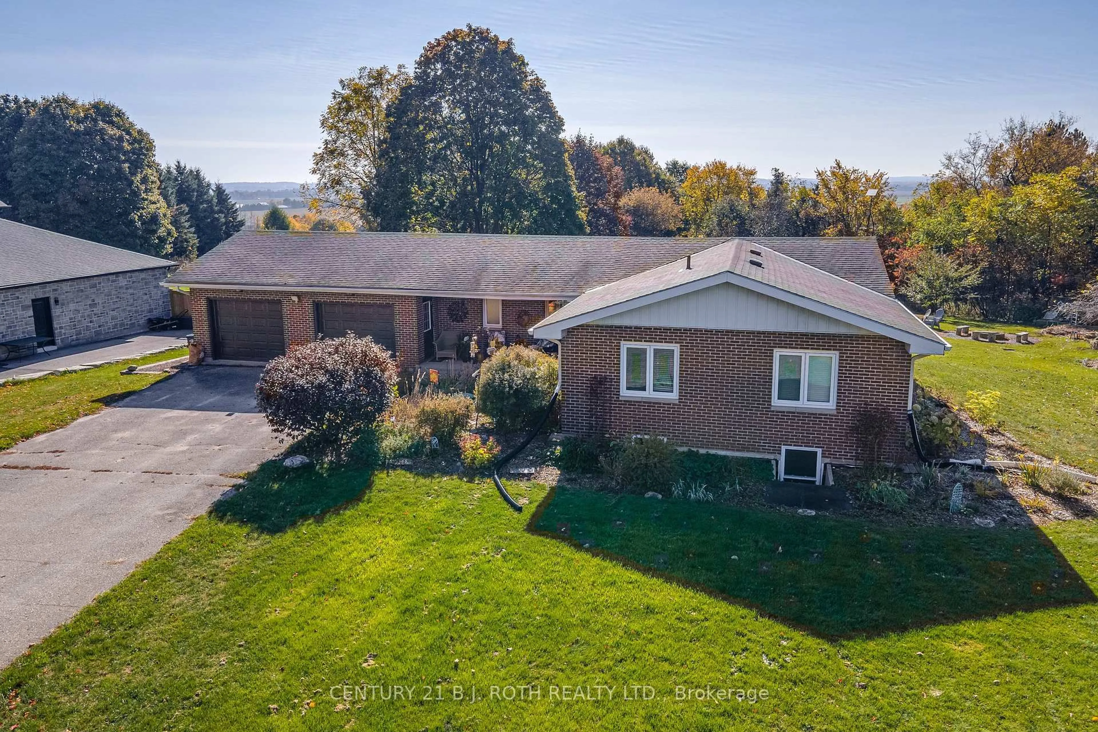 A pic from outside/outdoor area/front of a property/back of a property/a pic from drone, unknown for 6495 13th Line, New Tecumseth Ontario L9R 1V4