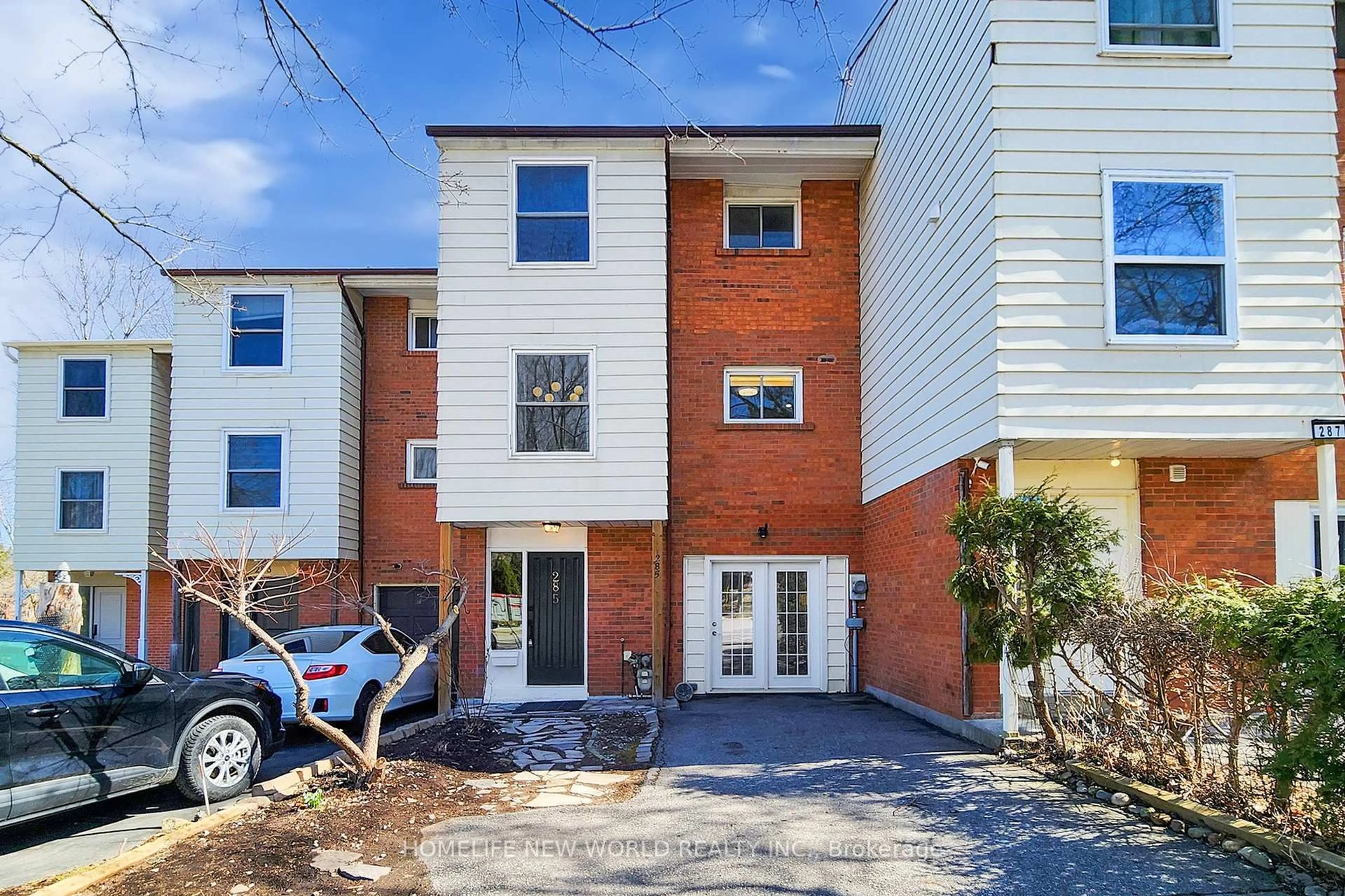 Home with brick exterior material, street for 285 Lorne Ave, Newmarket Ontario L3Y 4K6