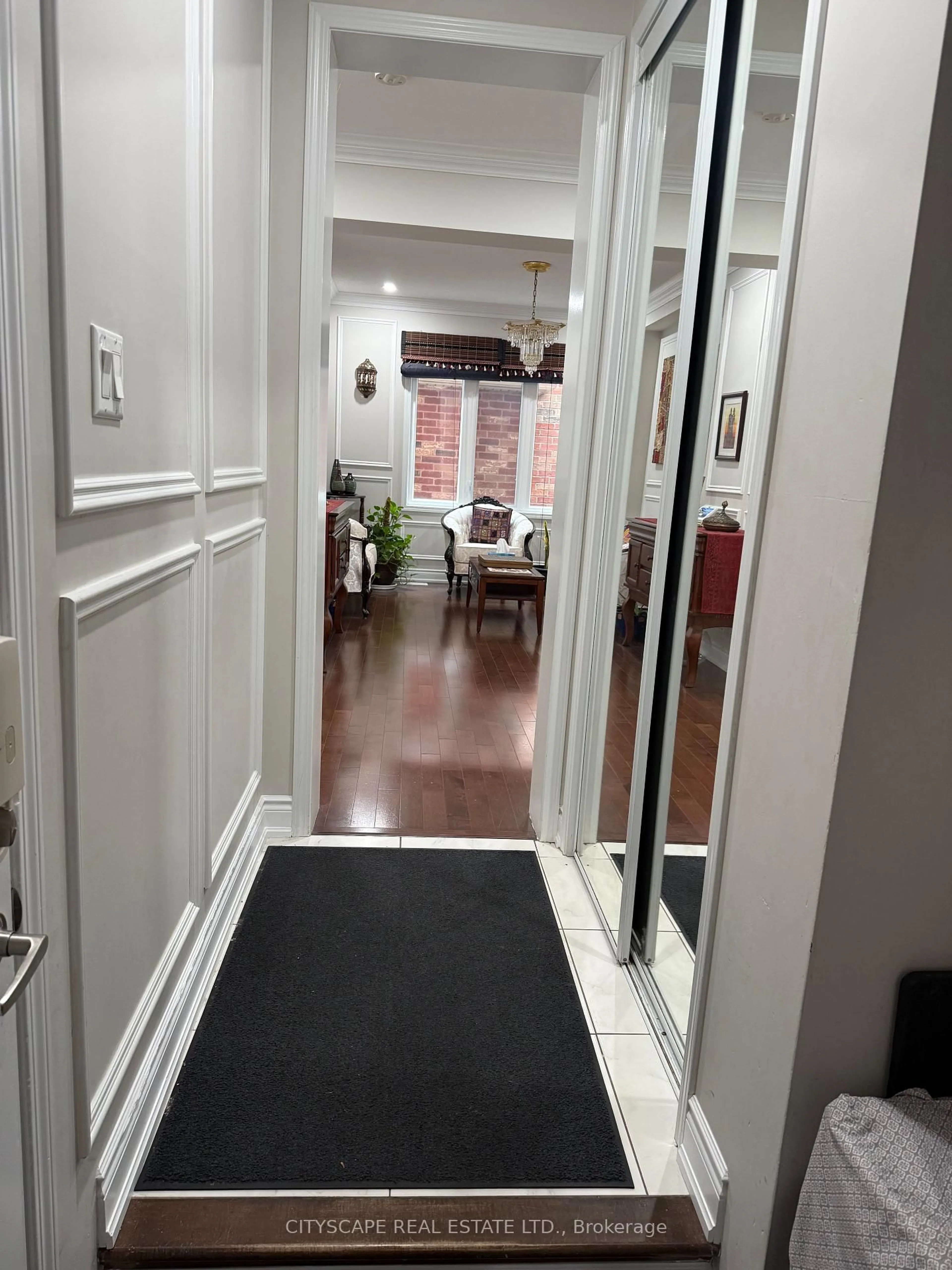 Indoor foyer for 77 Bulmer Cres, Newmarket Ontario L3X 3K1