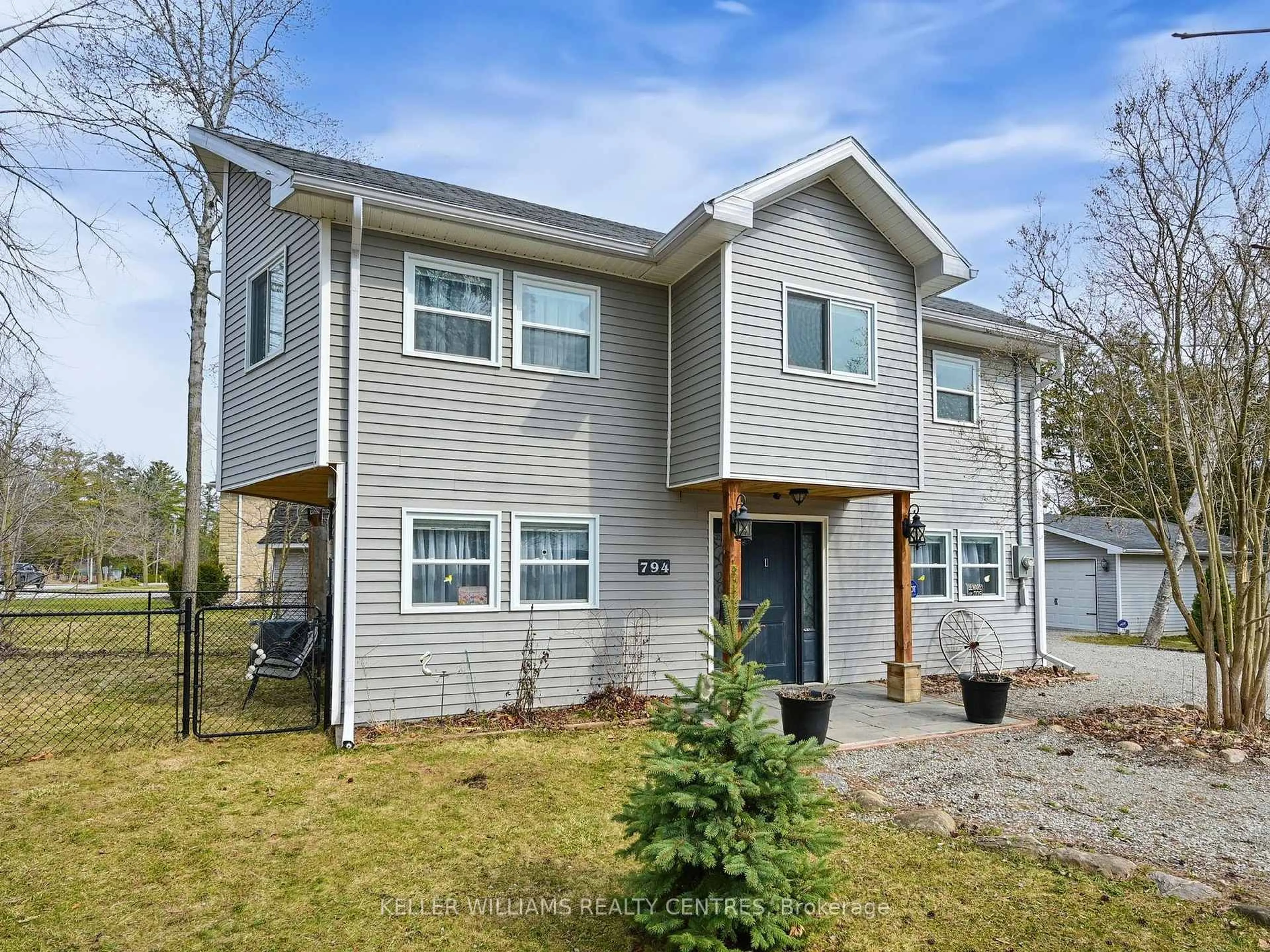 Home with vinyl exterior material, street for 794 Willow Ave, Innisfil Ontario L9S 2E5