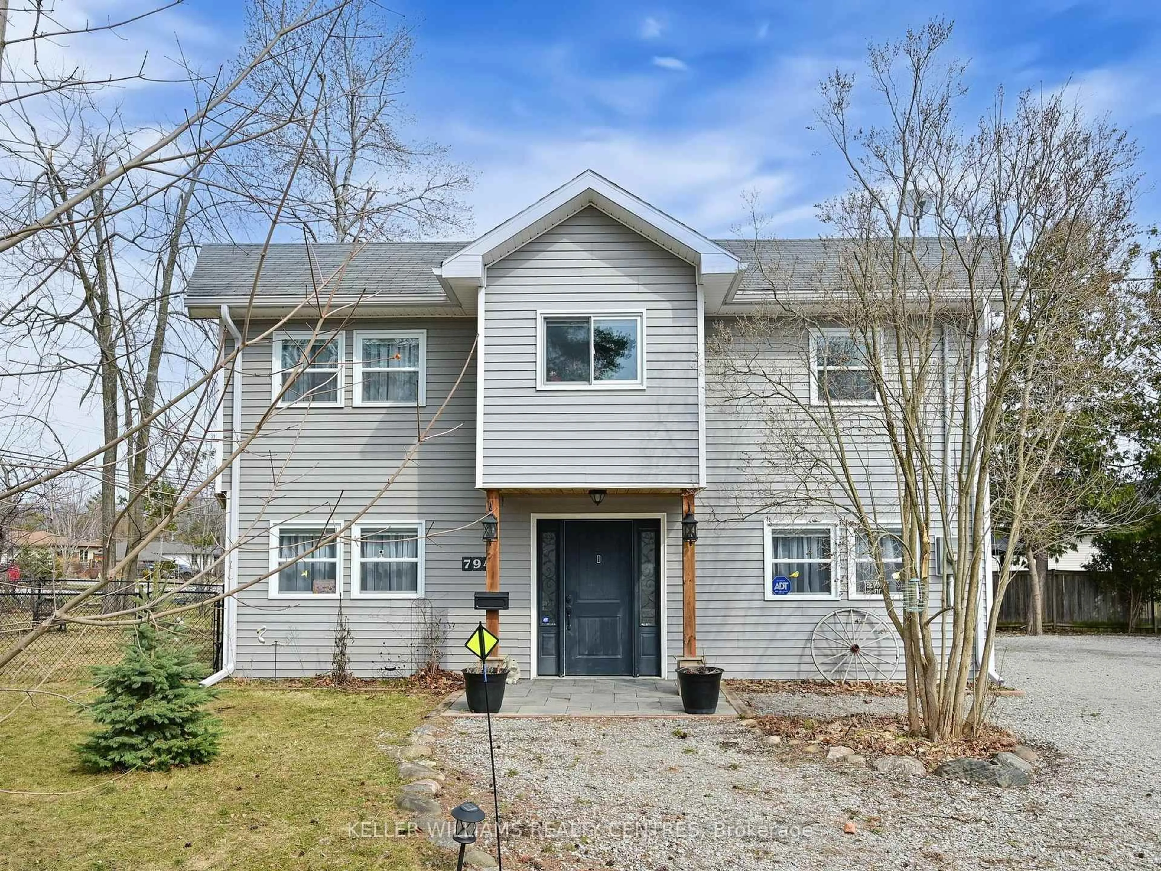 Home with vinyl exterior material, street for 794 Willow Ave, Innisfil Ontario L9S 2E5