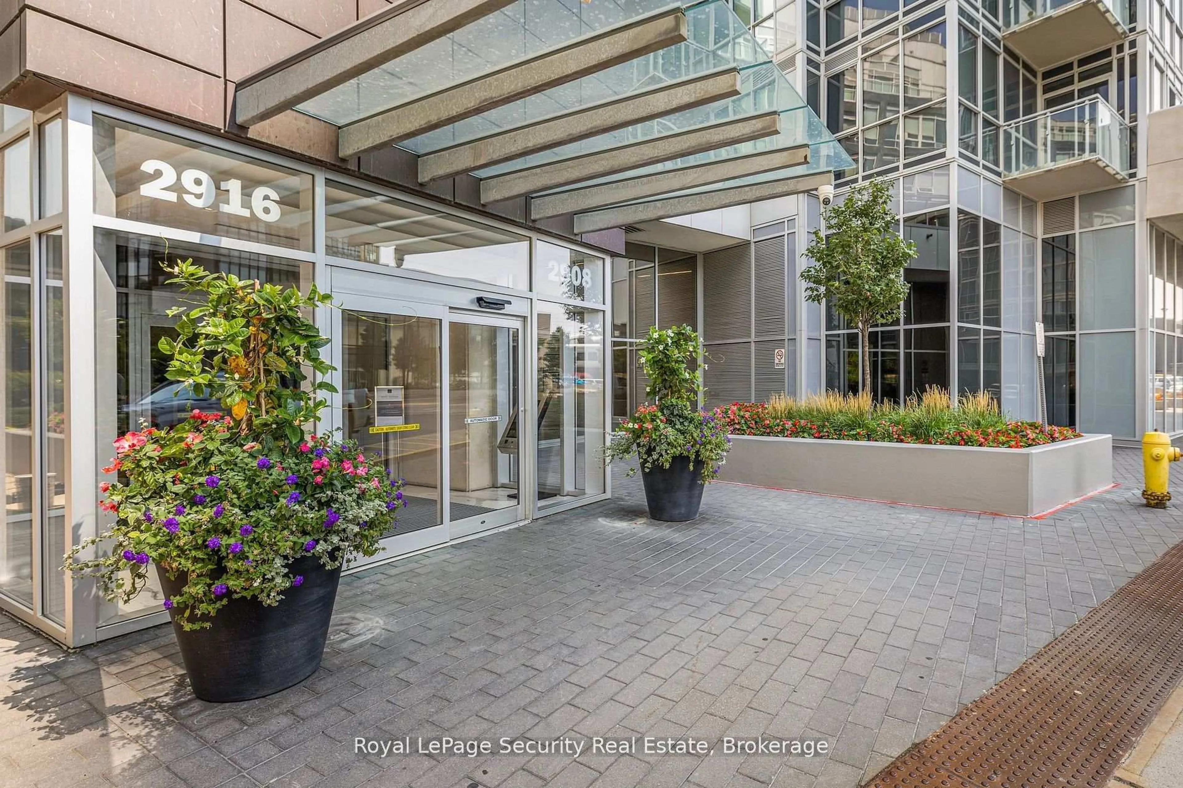 Indoor foyer for 2916 Highway 7 Rd #315, Vaughan Ontario N5A 6S5