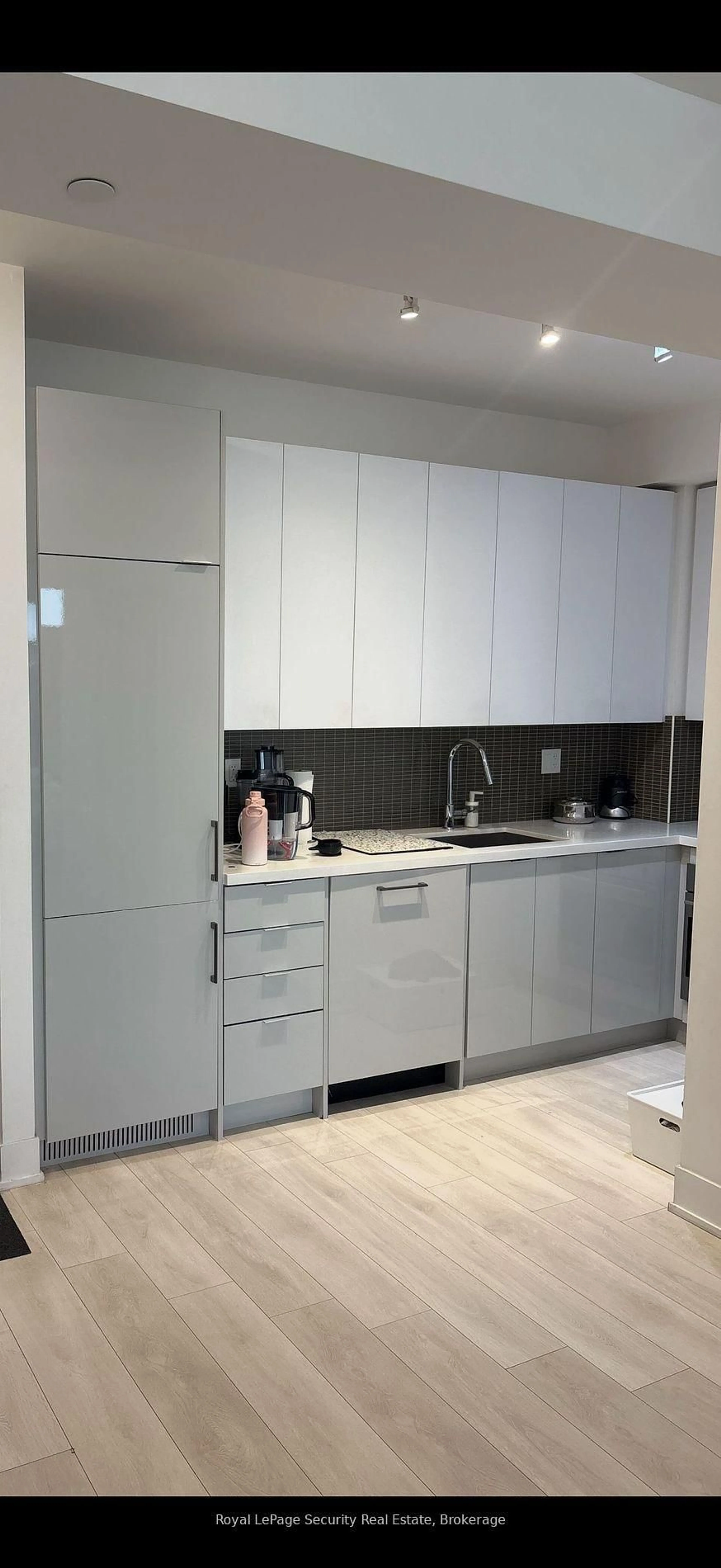 Standard kitchen, unknown for 2916 Highway 7 Rd #315, Vaughan Ontario N5A 6S5
